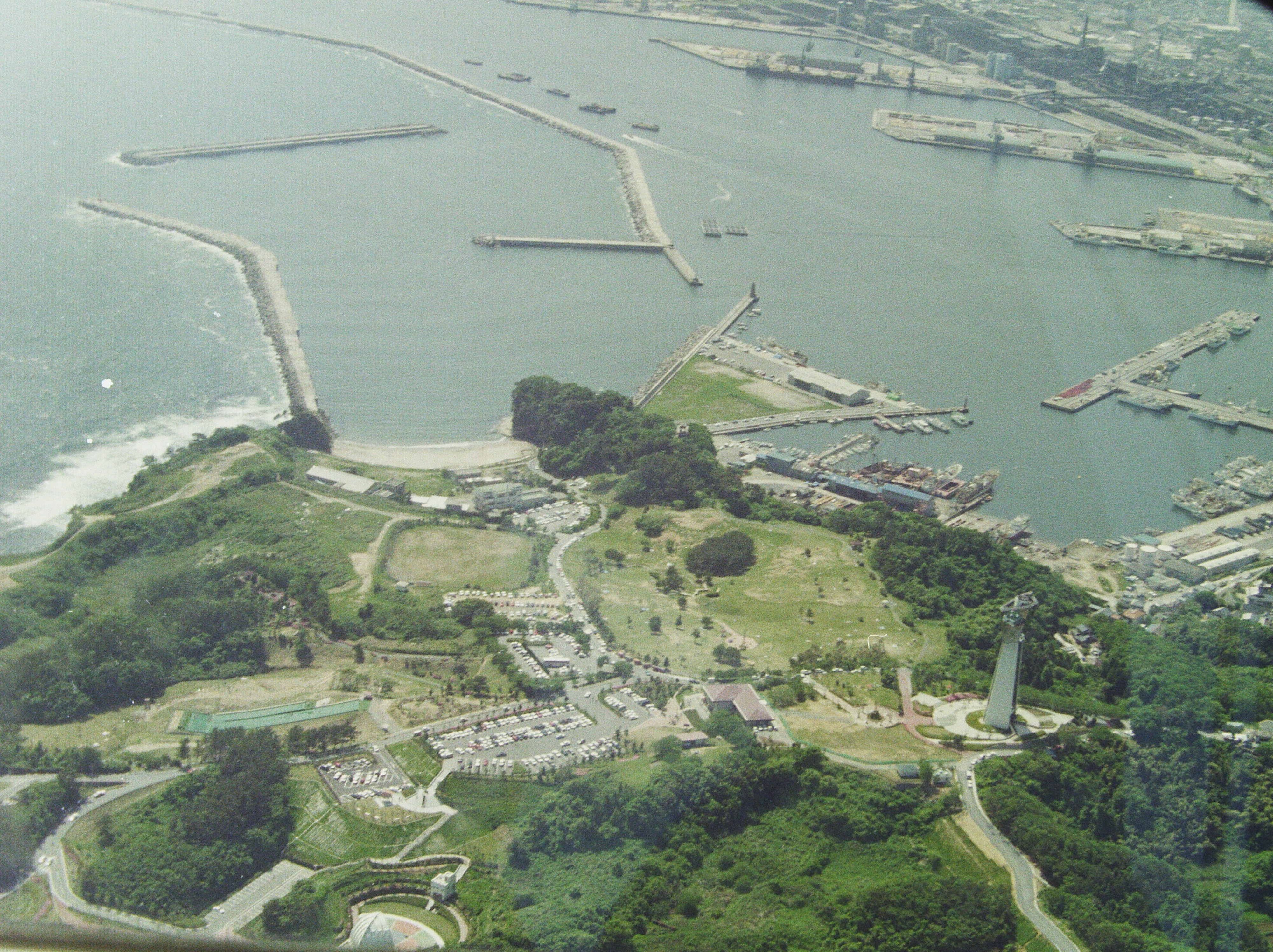 写真1-3　三崎公園の空撮　小名浜港方向を見る〔昭和60(1985)年頃、いわき市撮影〕