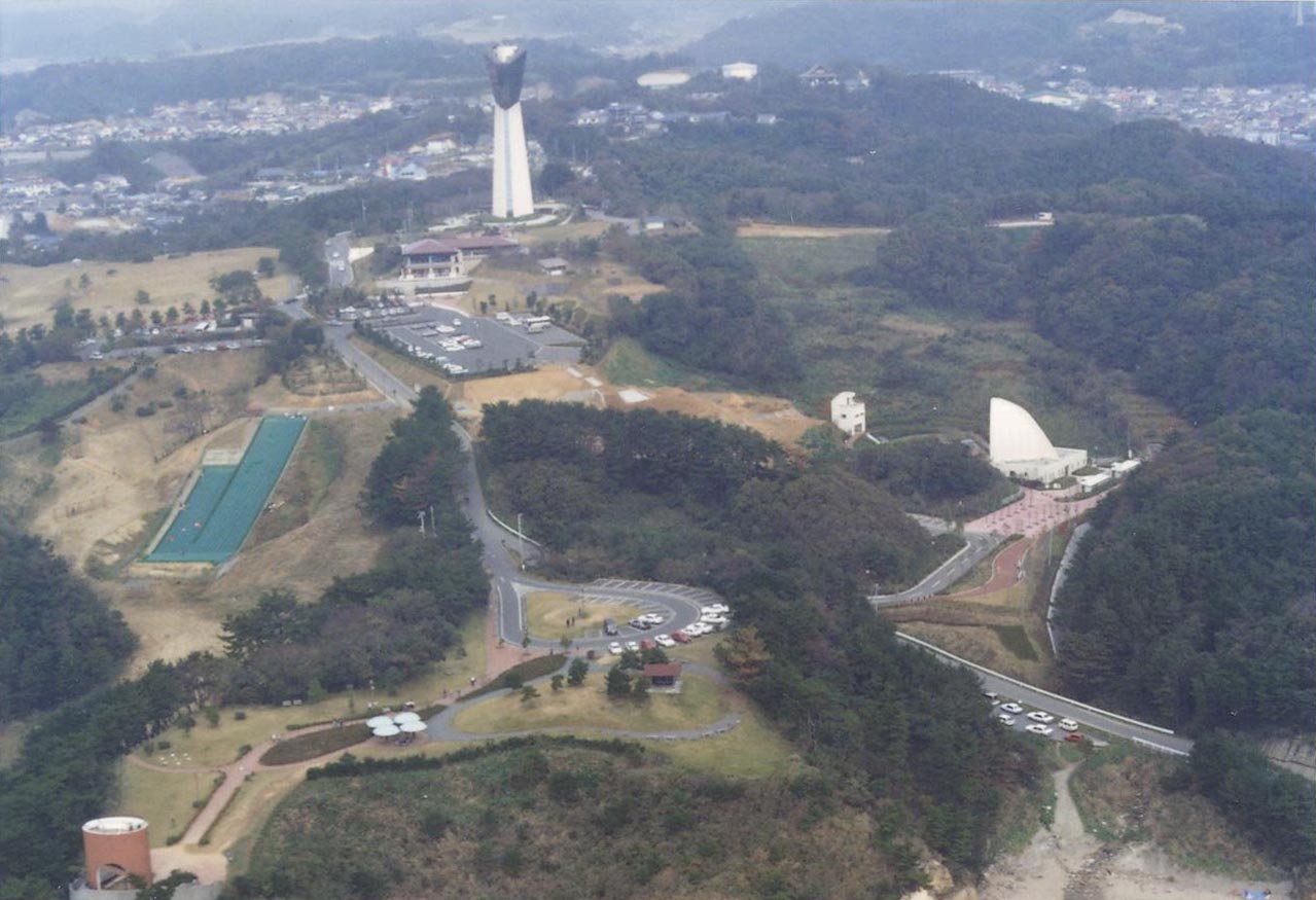 写真08  空撮・三崎公園、いわきマリンタワーを南側から見る(昭和時代後期　いわき市撮影)