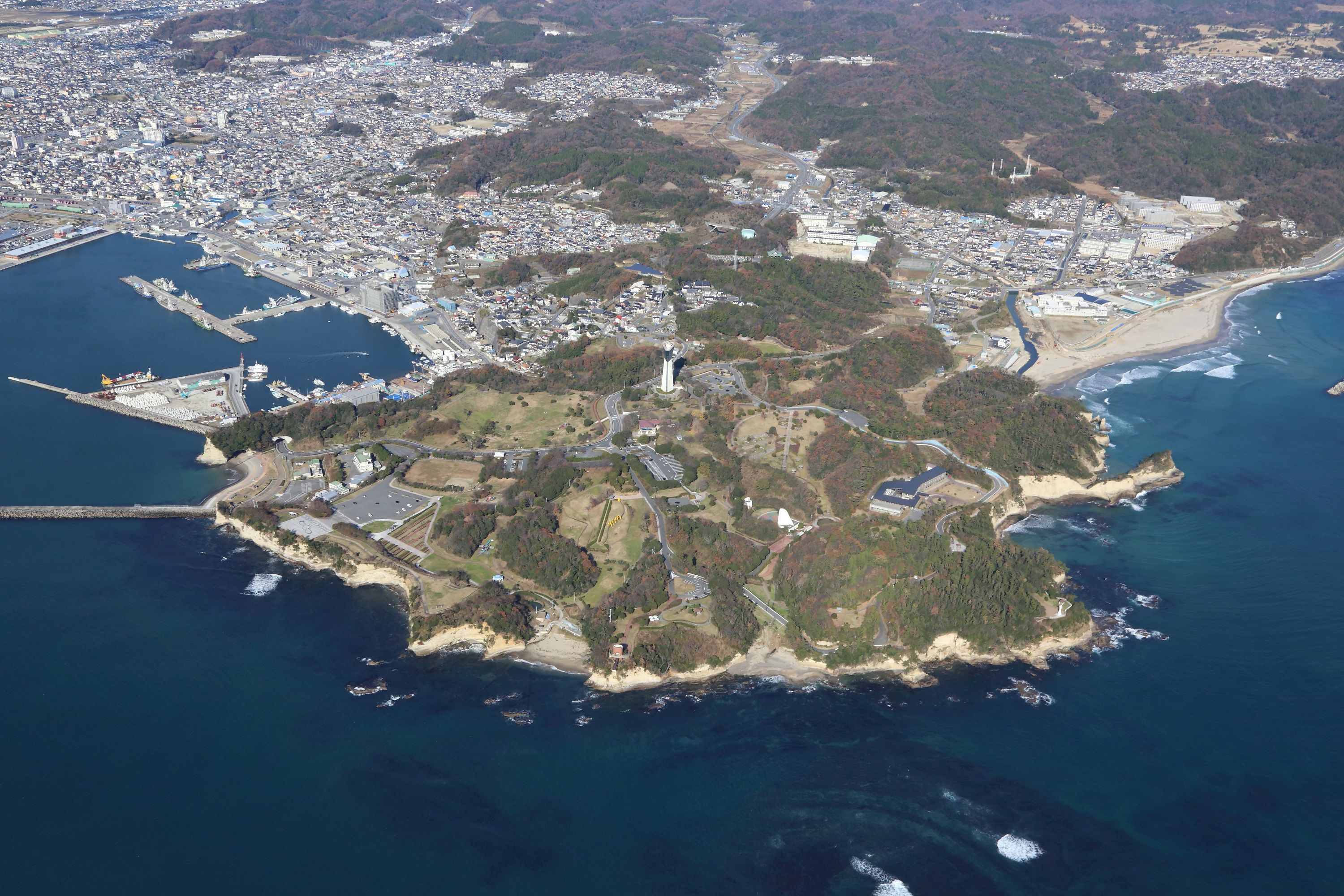 写真09  空撮・三崎公園、小名浜下神白、小名浜市街東部を南側から見る(平成26年12月、いわき市撮影)