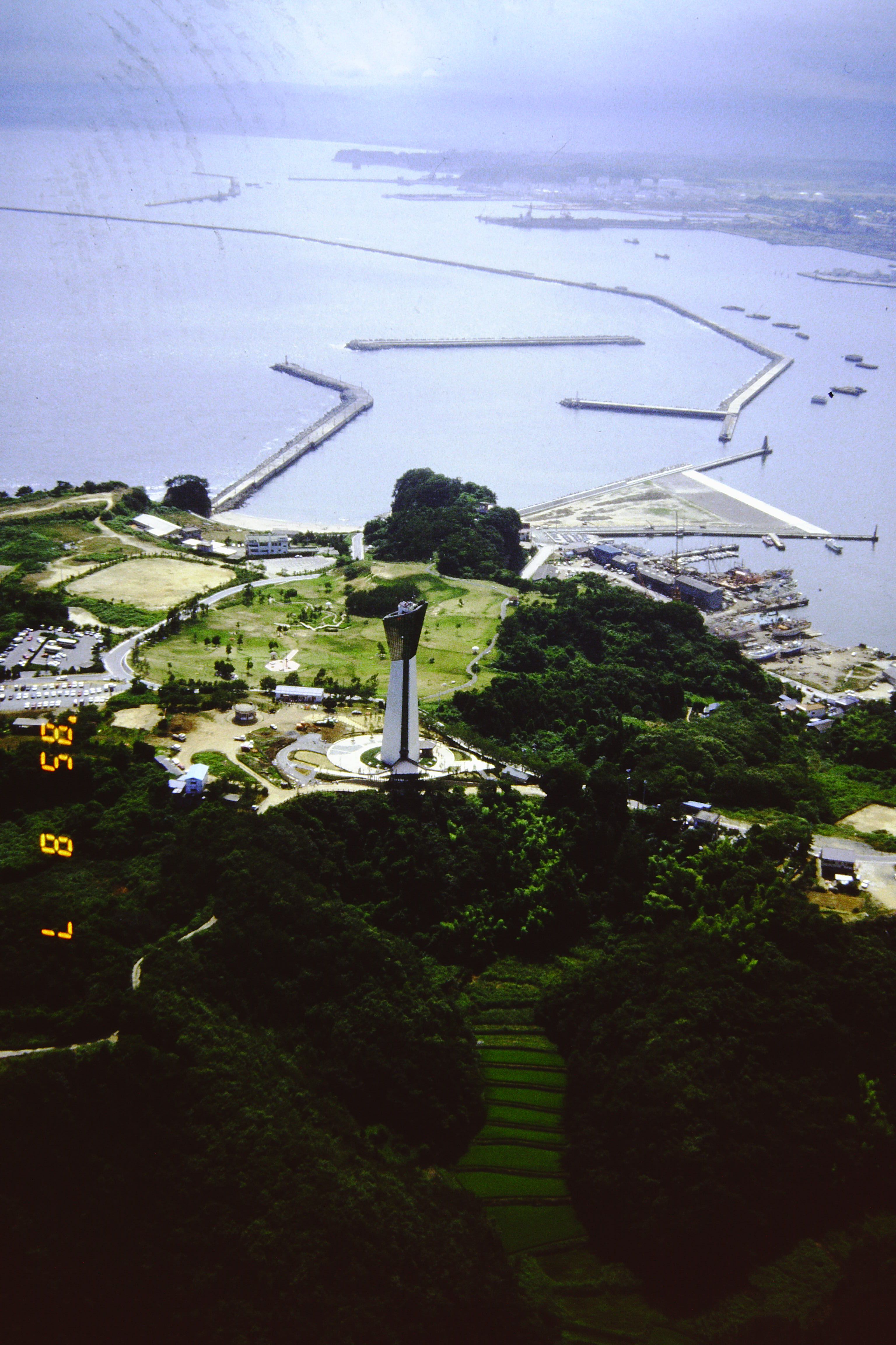 写真10  空撮・三崎公園から見たマリンタワー、小名浜港（昭和60年8月、いわき市撮影