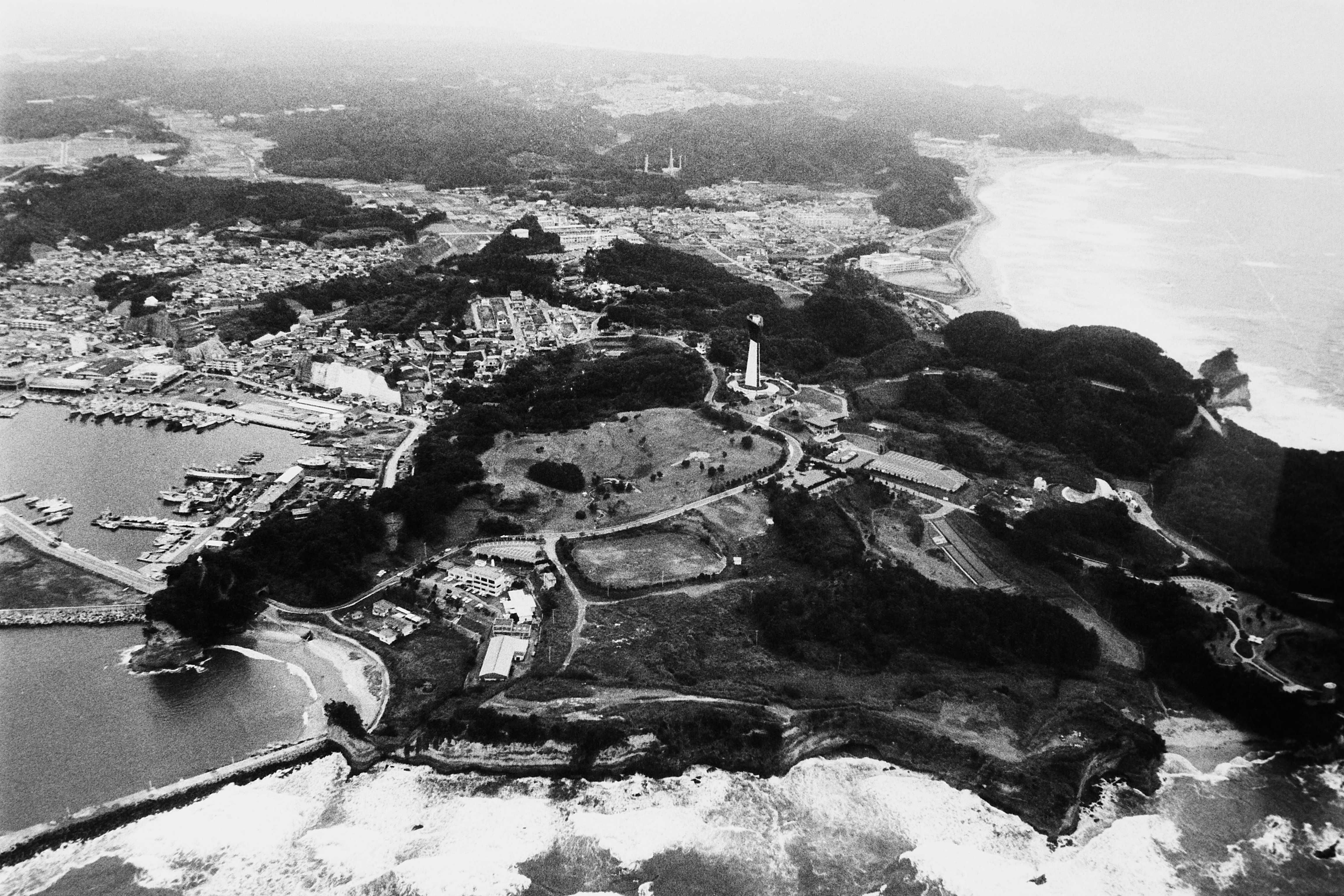 写真11  空撮・三崎公園といわきマリンタワーを南側から見る(平成元年10月、高萩純一氏撮影)
