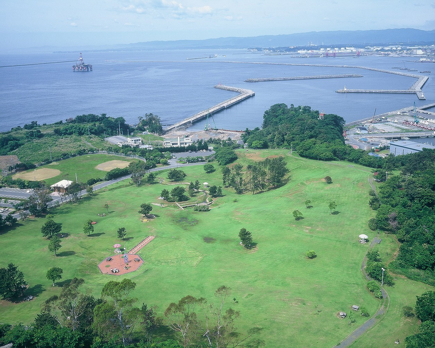 写真12  三崎公園、小名浜港湾をいわきマリンタワーから見る(平成7年7月、いわき市撮影)