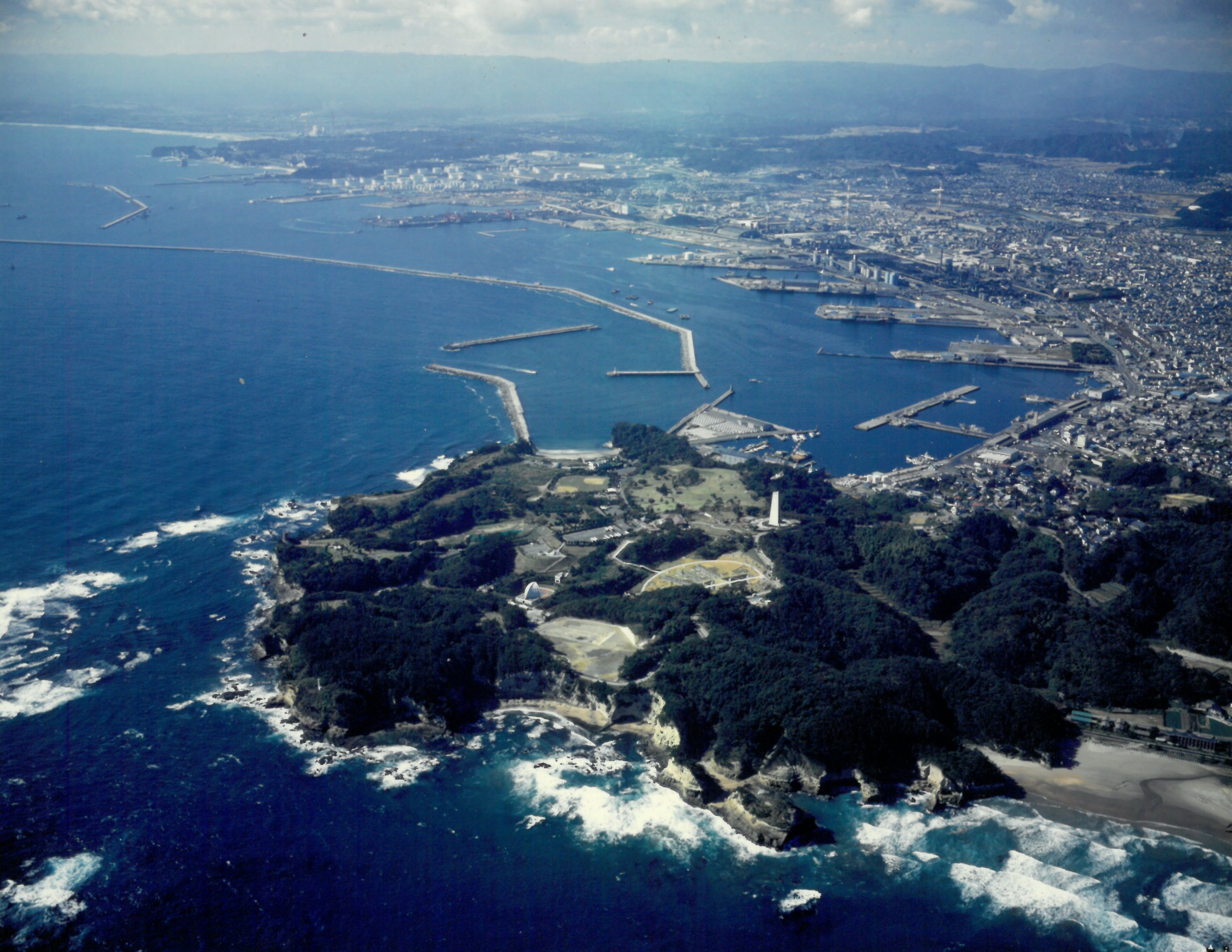 写真1-4 三崎公園の空撮　小名浜港方向を見る〔平成8(1996)年、いわき市撮影〕