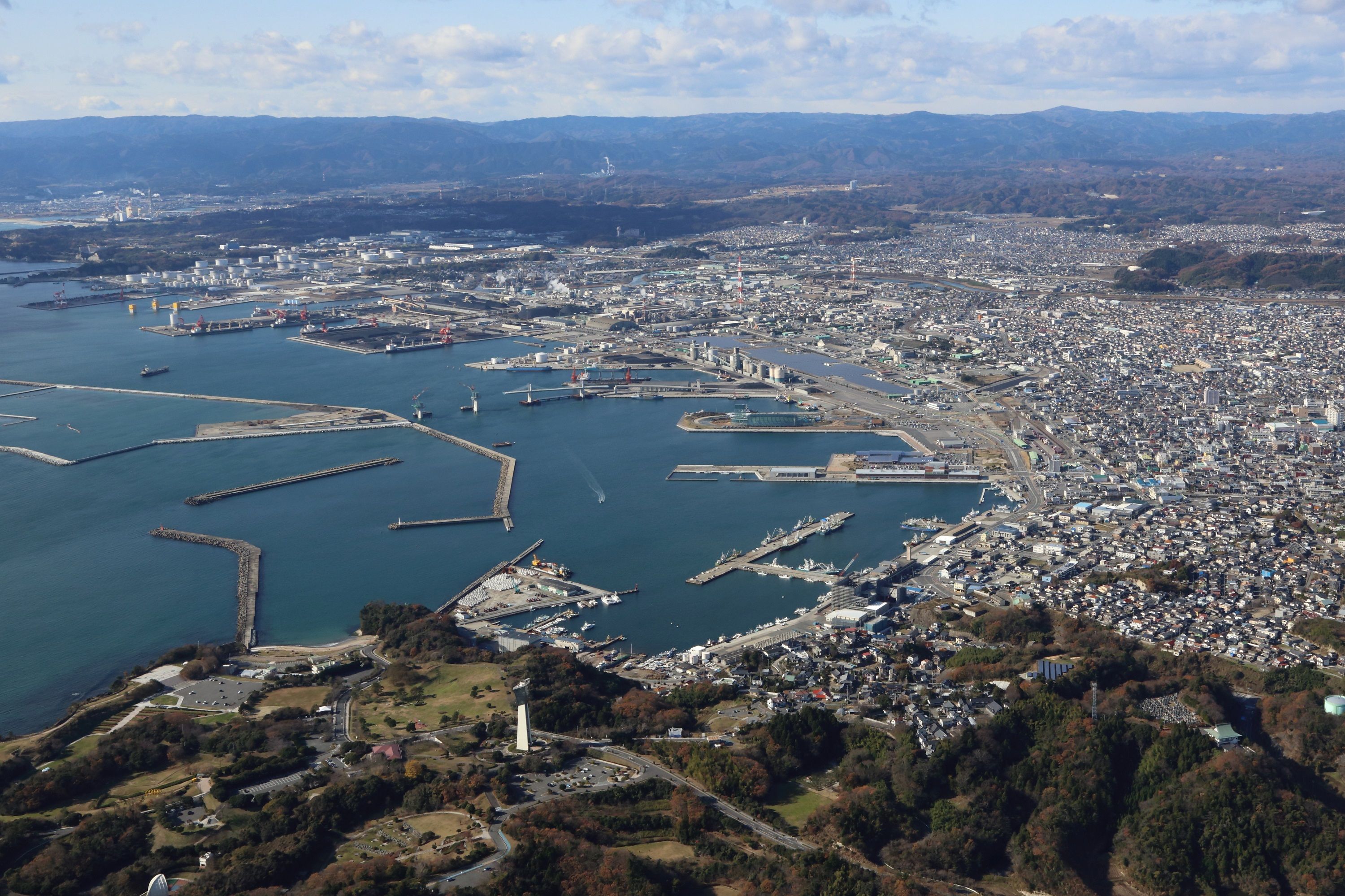 写真1-5 三崎公園の空撮　小名浜港方向を見る〔平成26(2014)年12月、いわき市撮影〕