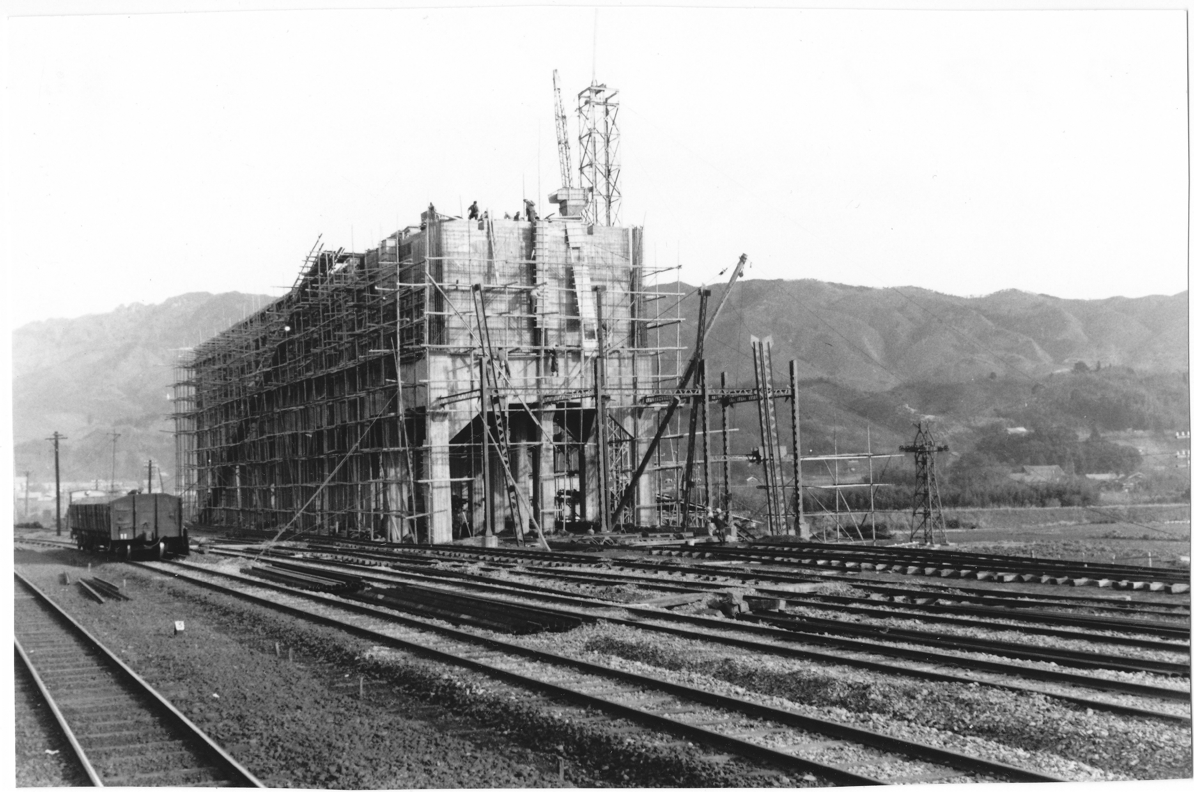 写真1　小川郷駅東側に建設中の頁岩積込場