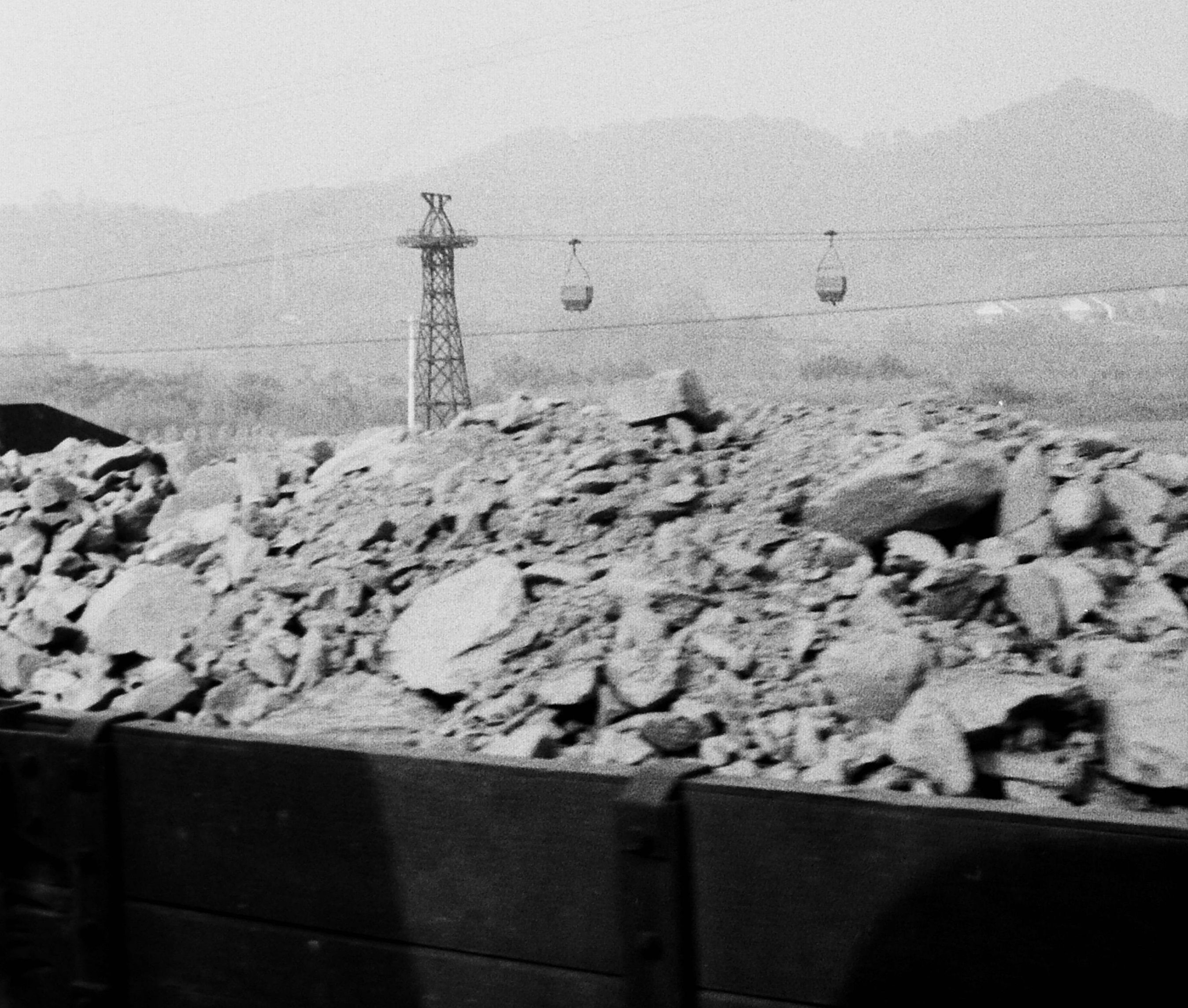 写真11　小川郷駅の頁岩を積んだ貨車と背後に架空索道(昭和43年9月、いわき市撮影)