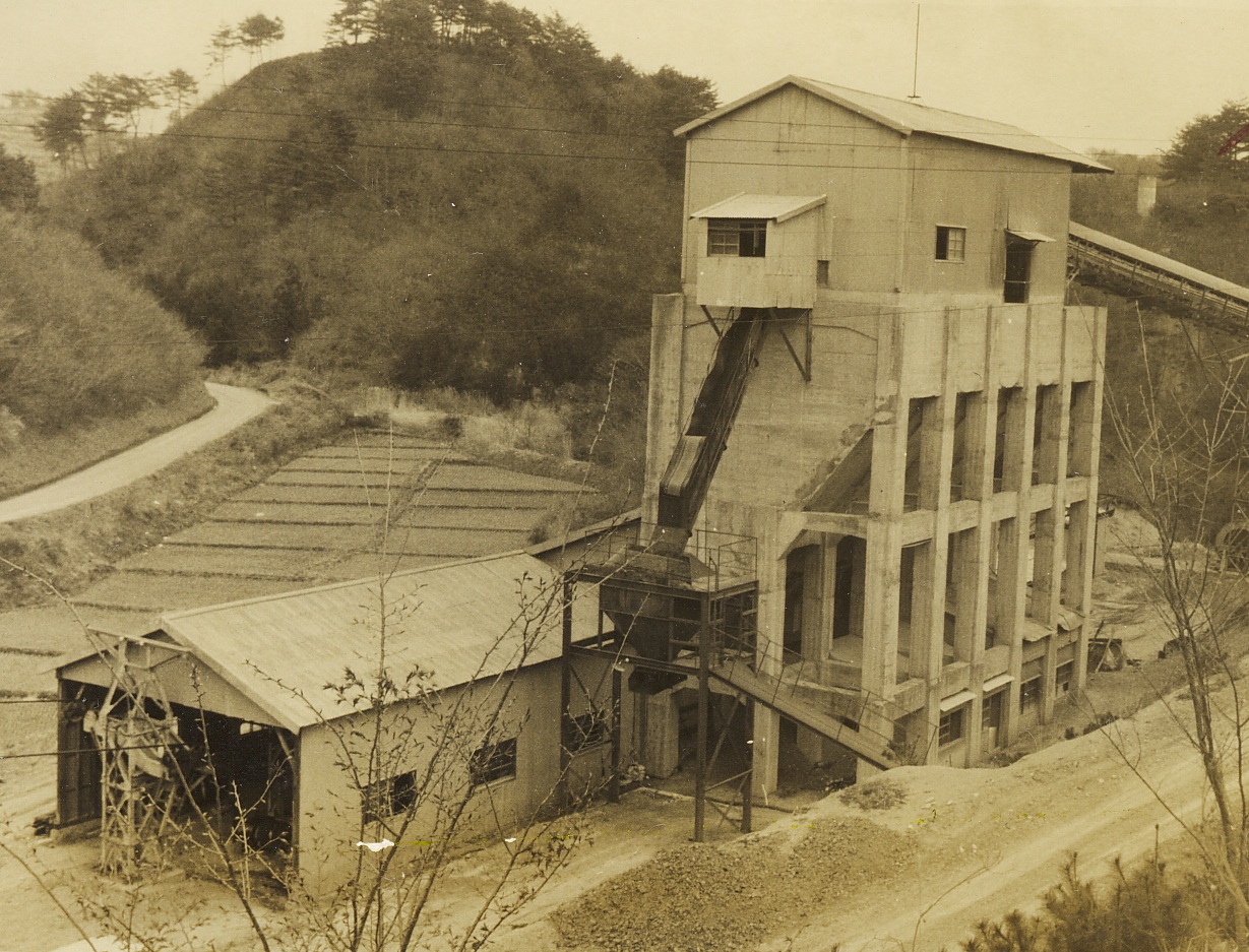 写真13　頁岩の運搬積込場・平上平窪(1)（昭和40年代、長谷川達雄氏撮影）