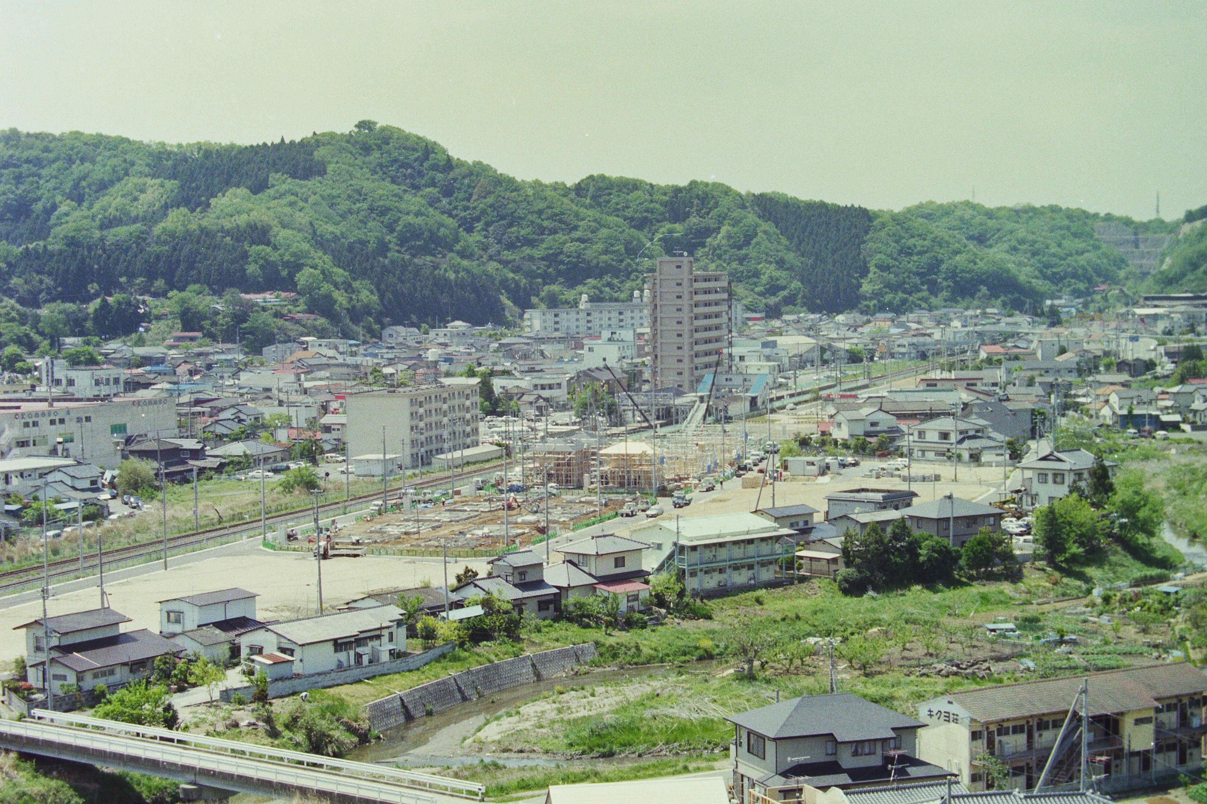 写真10　内郷駅、内郷ニュータウン建設を高坂小学校から見る（平成8年、いわき市撮影）