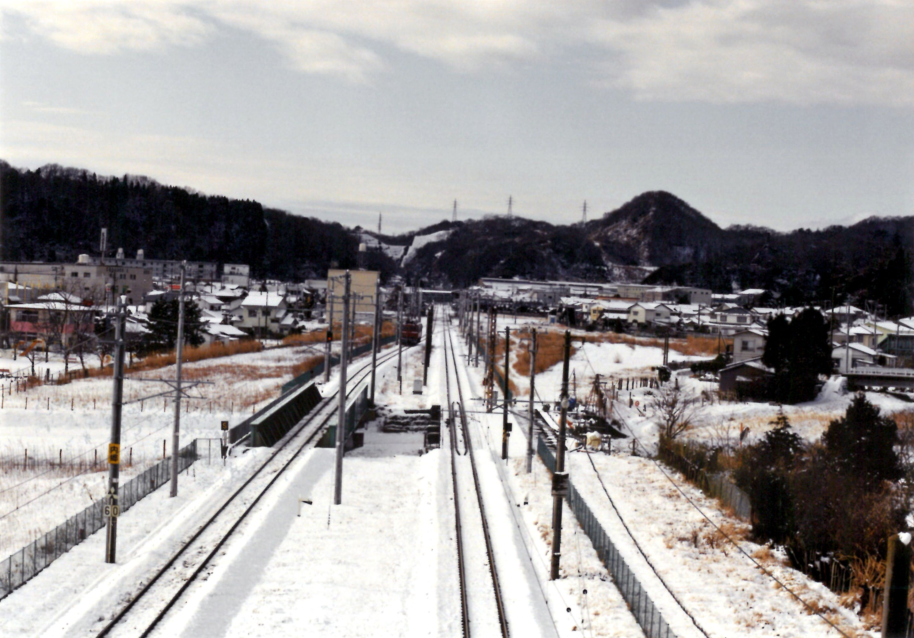 写真11　常磐線内郷駅を内郷跨線橋から遠望手前新川(平成10年頃、佐藤豊氏提供)