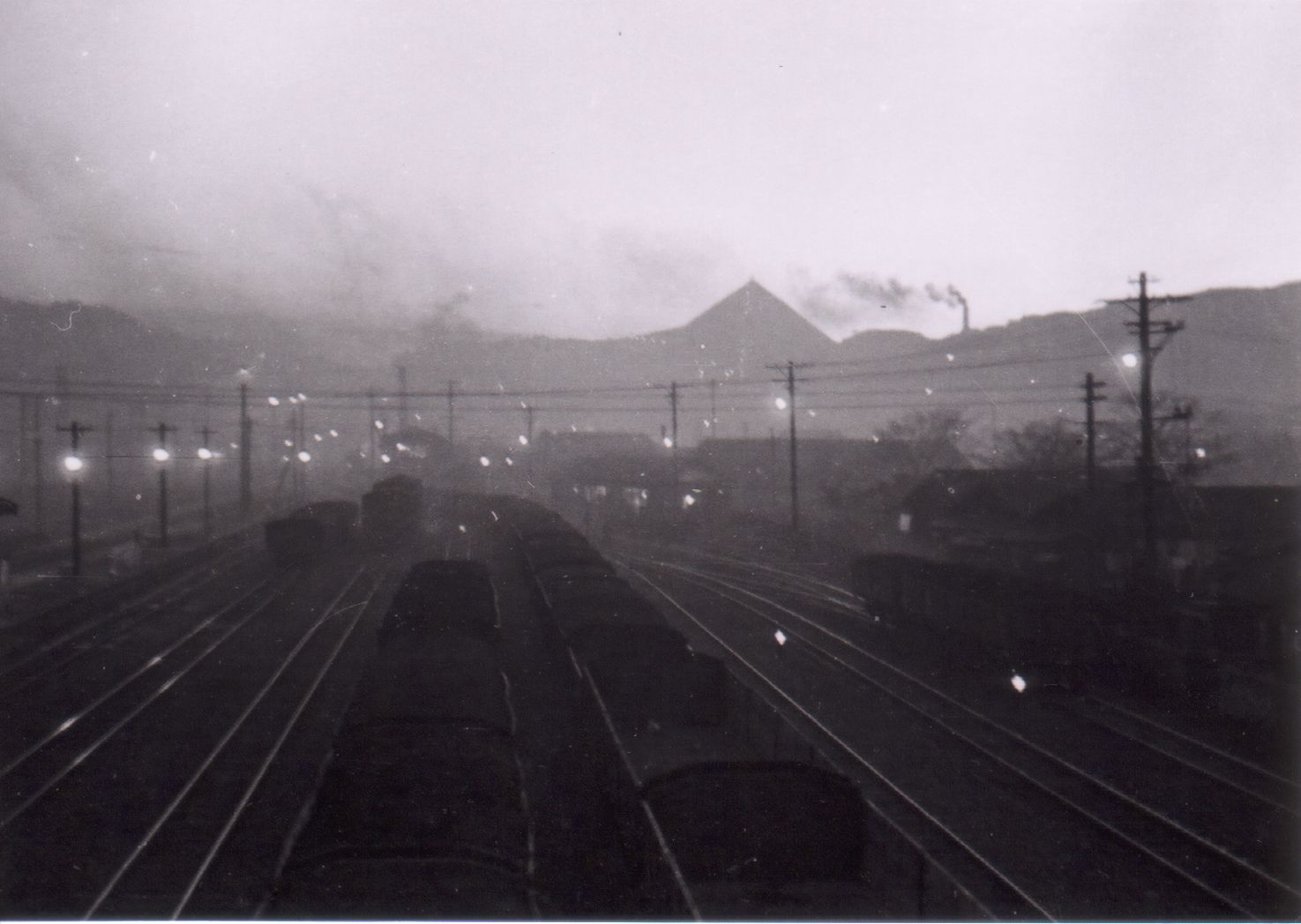 写真05　夕暮れの綴駅から南望(昭和30年頃、遠藤啓氏撮影)