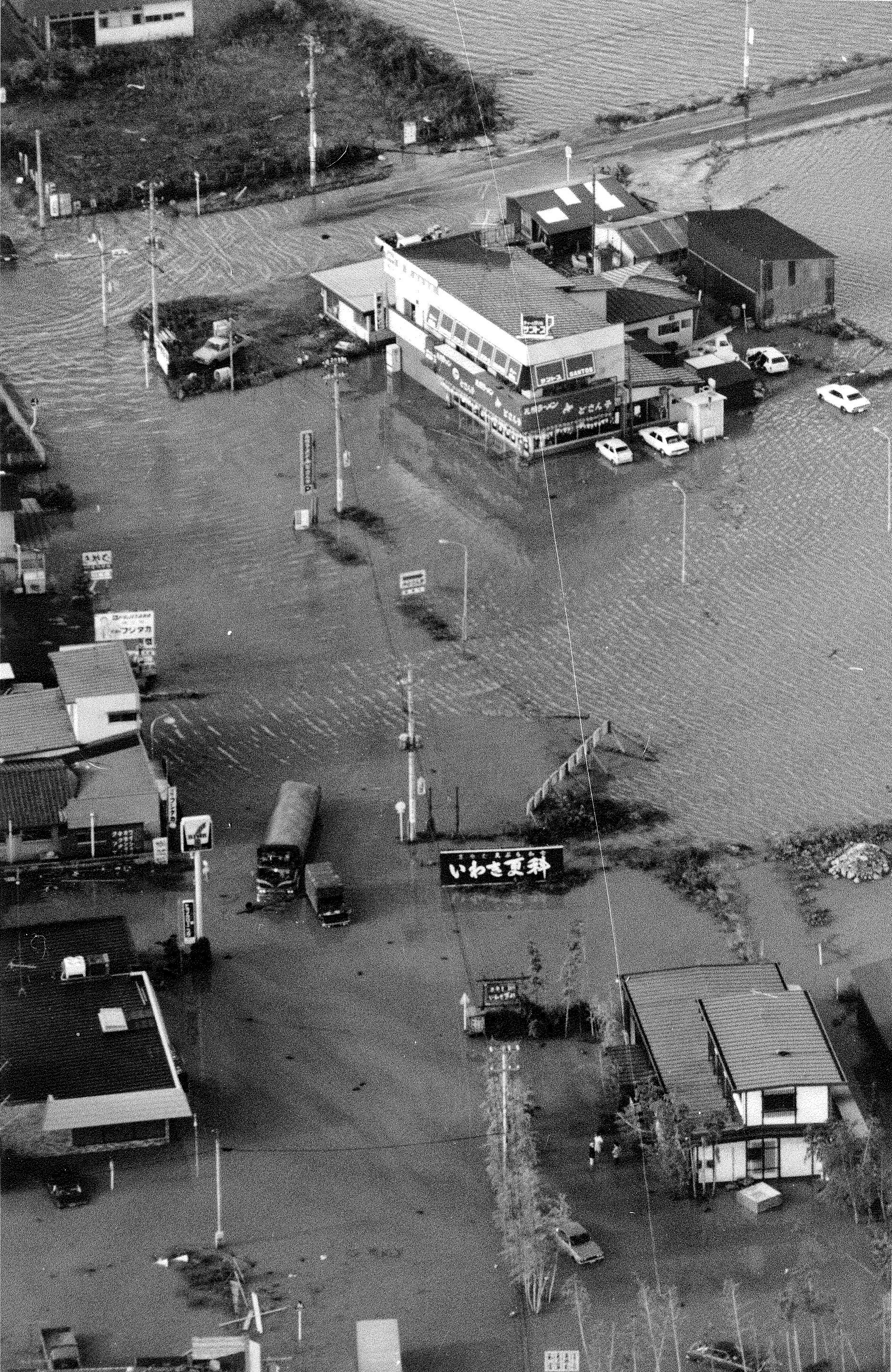 鹿島街道の船戸付近の水害を空から撮影(昭和60年頃、いわき市撮影)