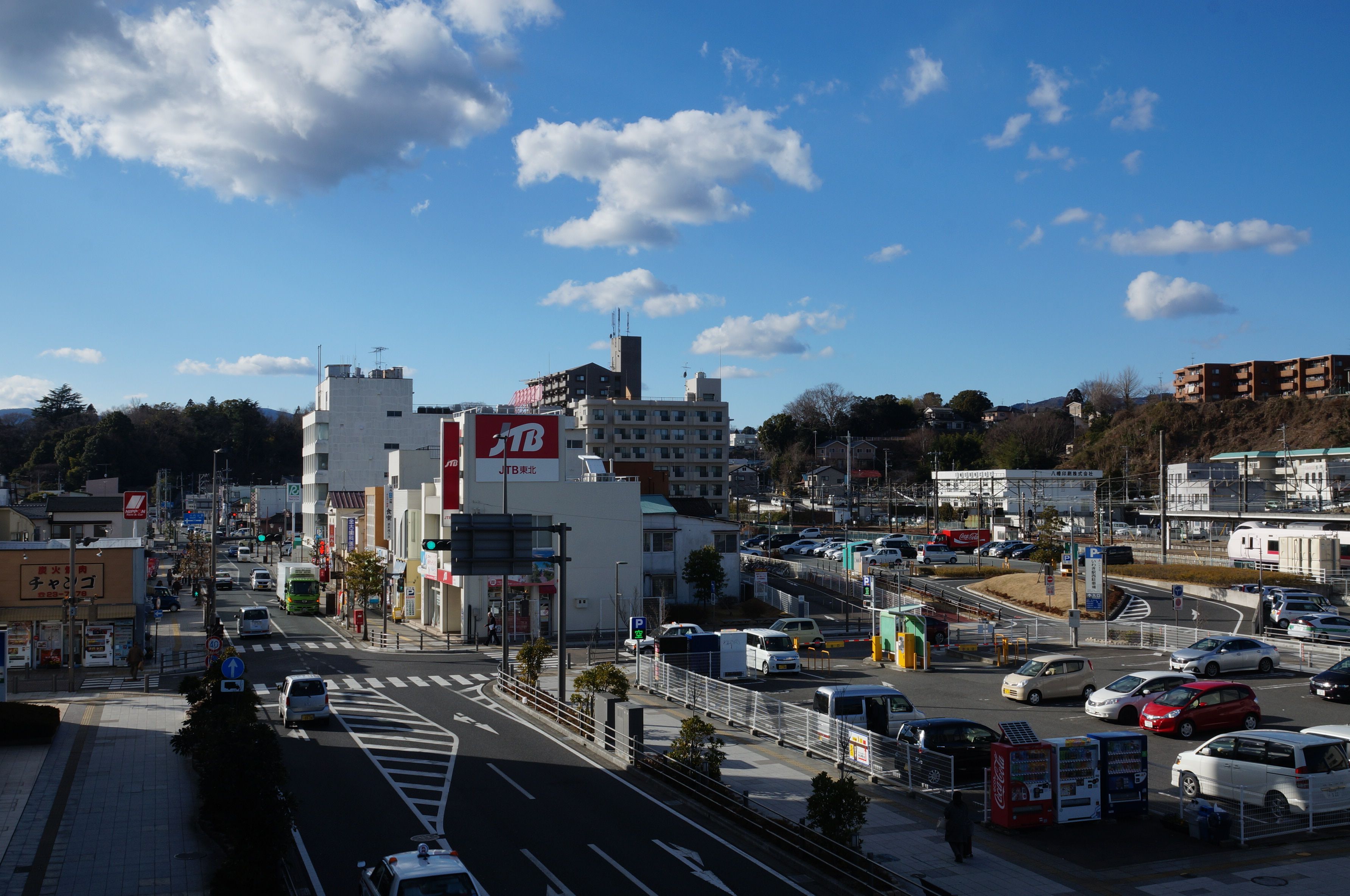 写真8　平並木通り、いわき駅西市営駐車場を西方に向かって見る(平成30年1月、いわきジャーナル撮影)