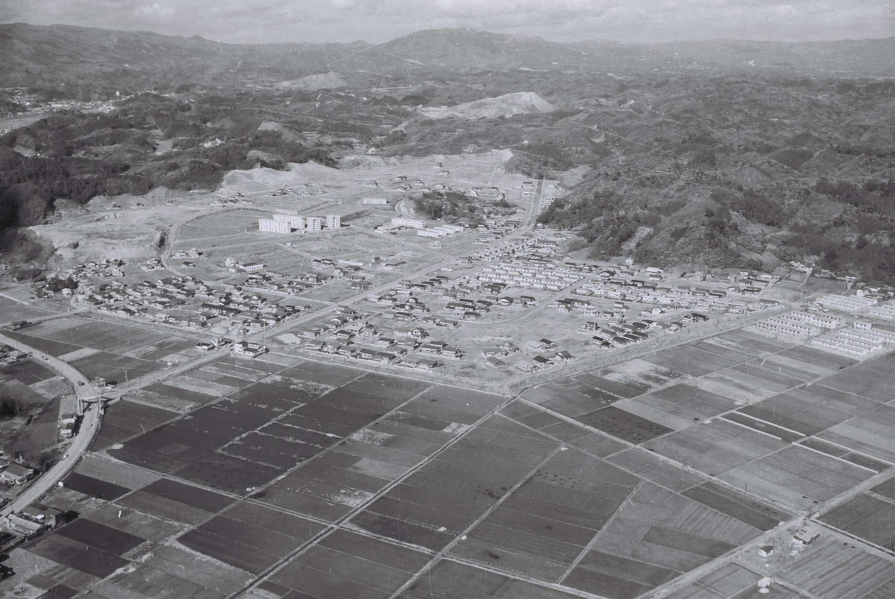 12　空撮・玉川団地を南東側から見る(昭和50年頃、いわき市撮影)