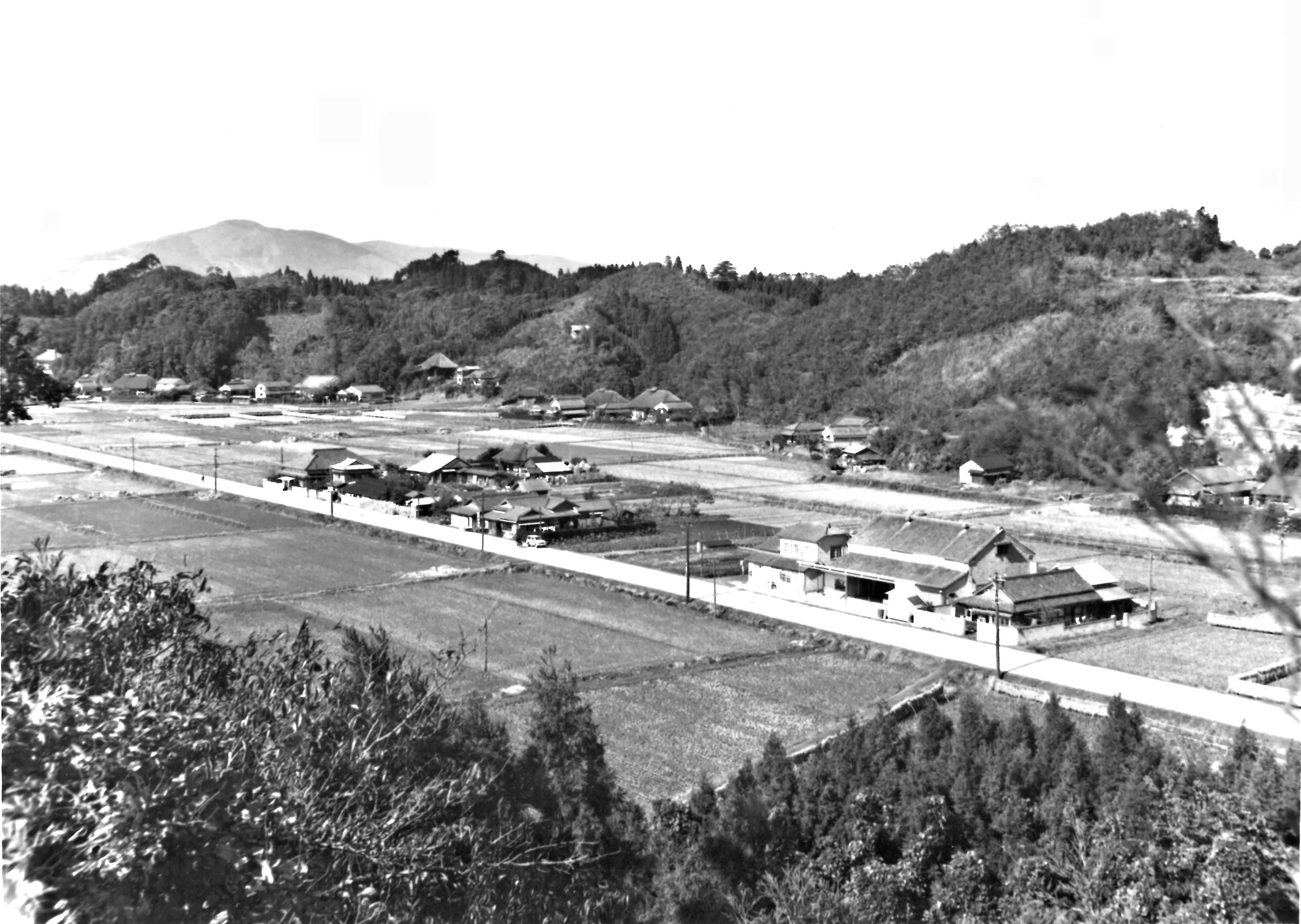 04　小名浜野田(玉川団地造成前)を住吉・館山から見る(昭和30年代後期、比佐不二夫氏提供)