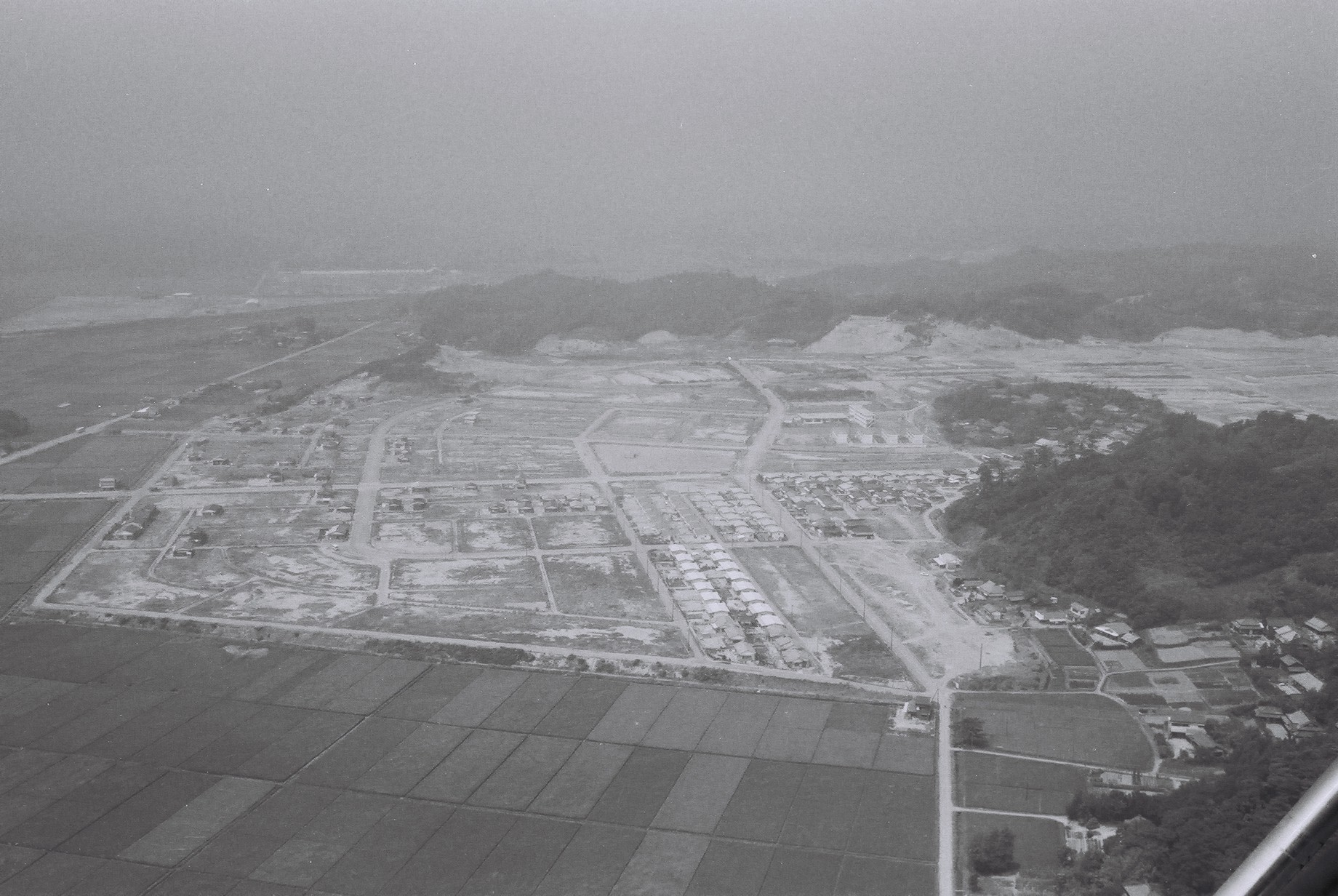 09　空撮・玉川団地を東側から見る(昭和43年8月、いわき市撮影)
