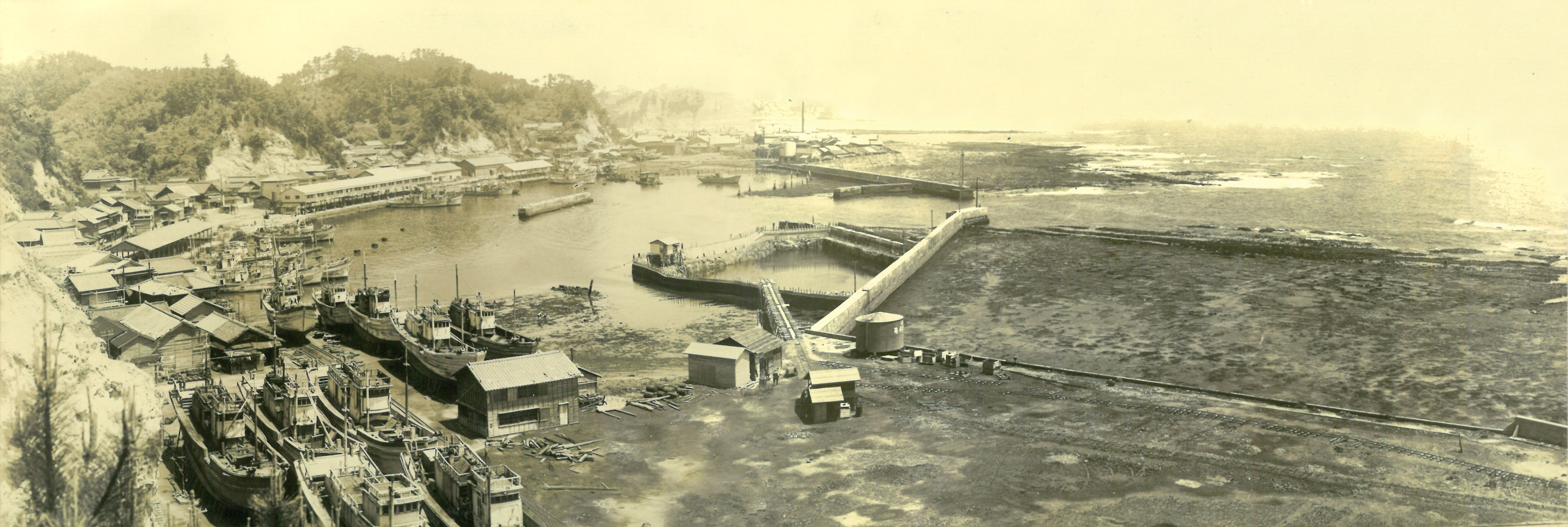 南側高台から見る中之作港（1）〔昭和29(1954)年、江名公民館提供〕