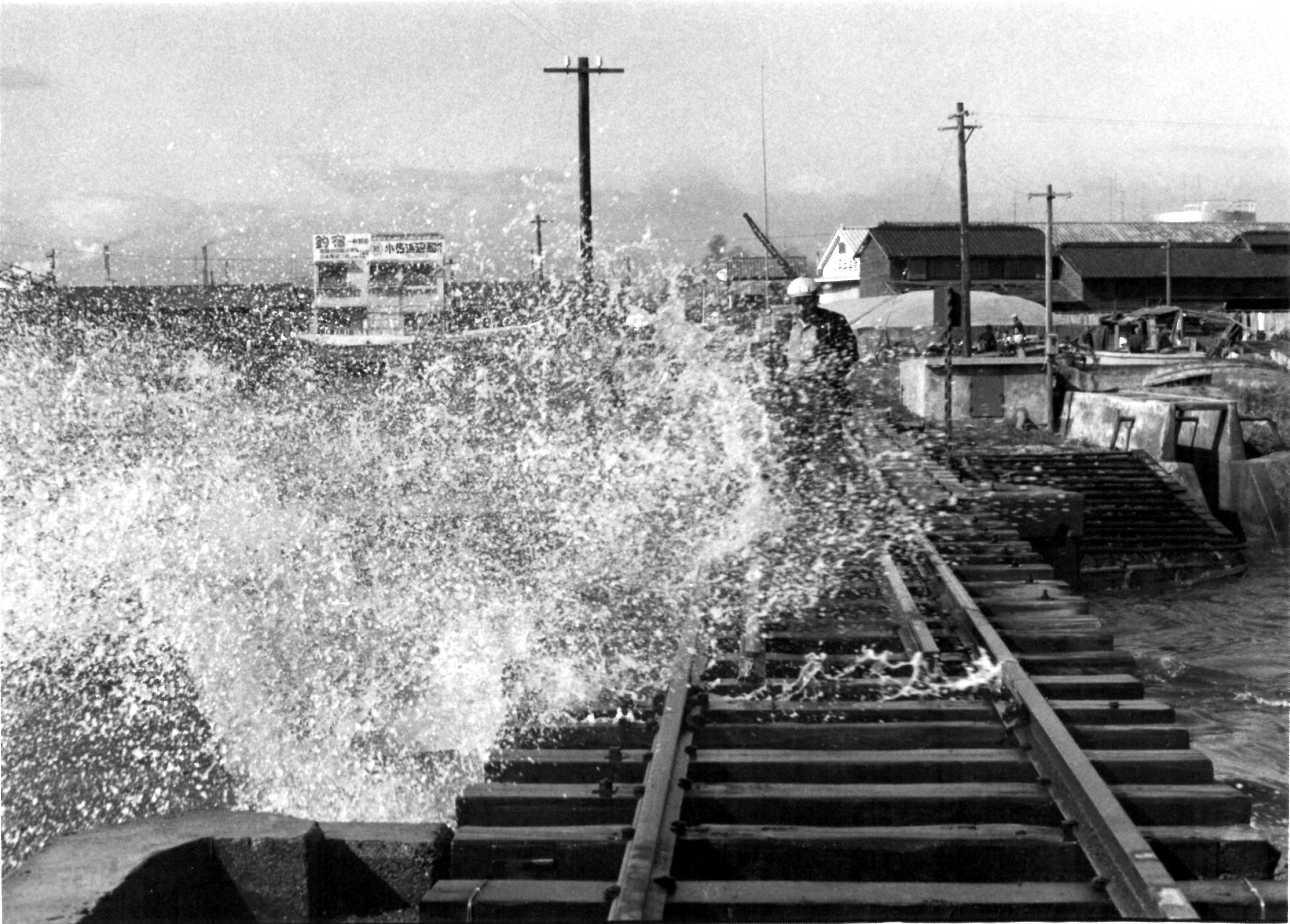 高潮が迫る小名浜臨港鉄道小名川橋梁（昭和36年秋、二片英治氏提供）