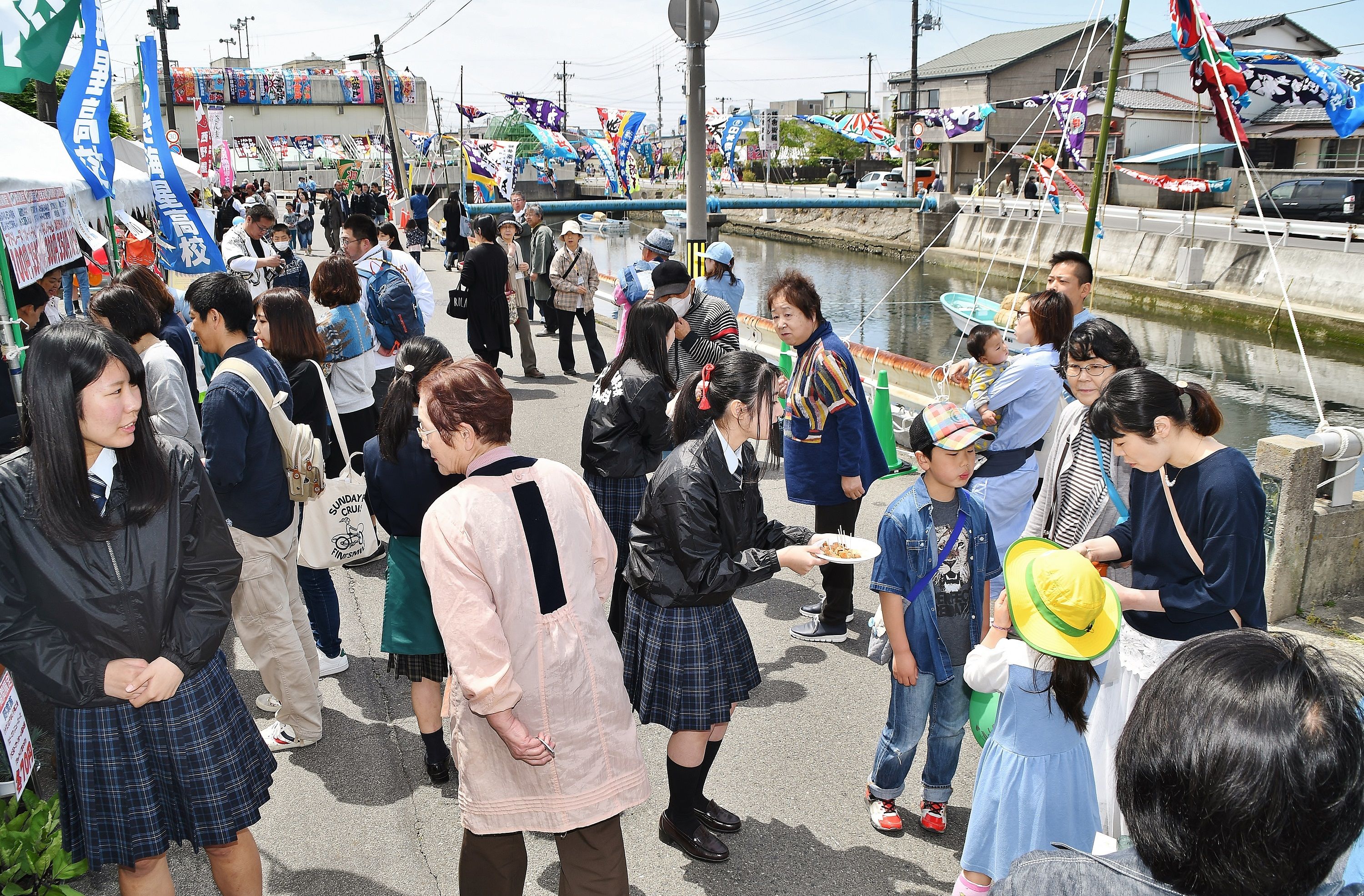 小名浜諏訪神社例大祭の「第２回どんとやれ、大漁旗！」販売コーナー（平成29年５月、いわき民報社撮影）
