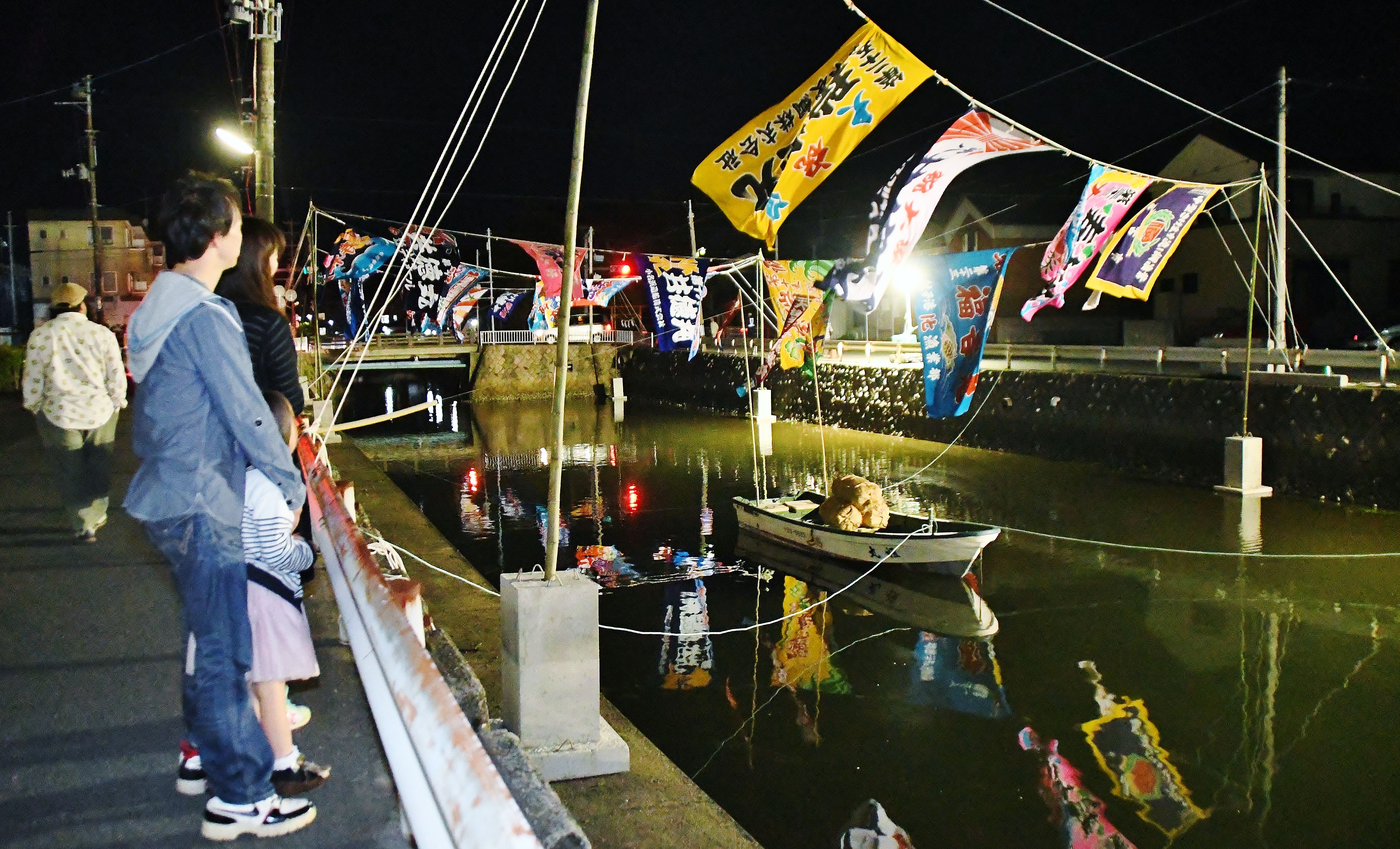 小名浜鎮守諏訪神社例大祭に併せて「第２回どんとやれ、大漁旗！」のライトアップ（平成29年５月、いわき民報社撮影）