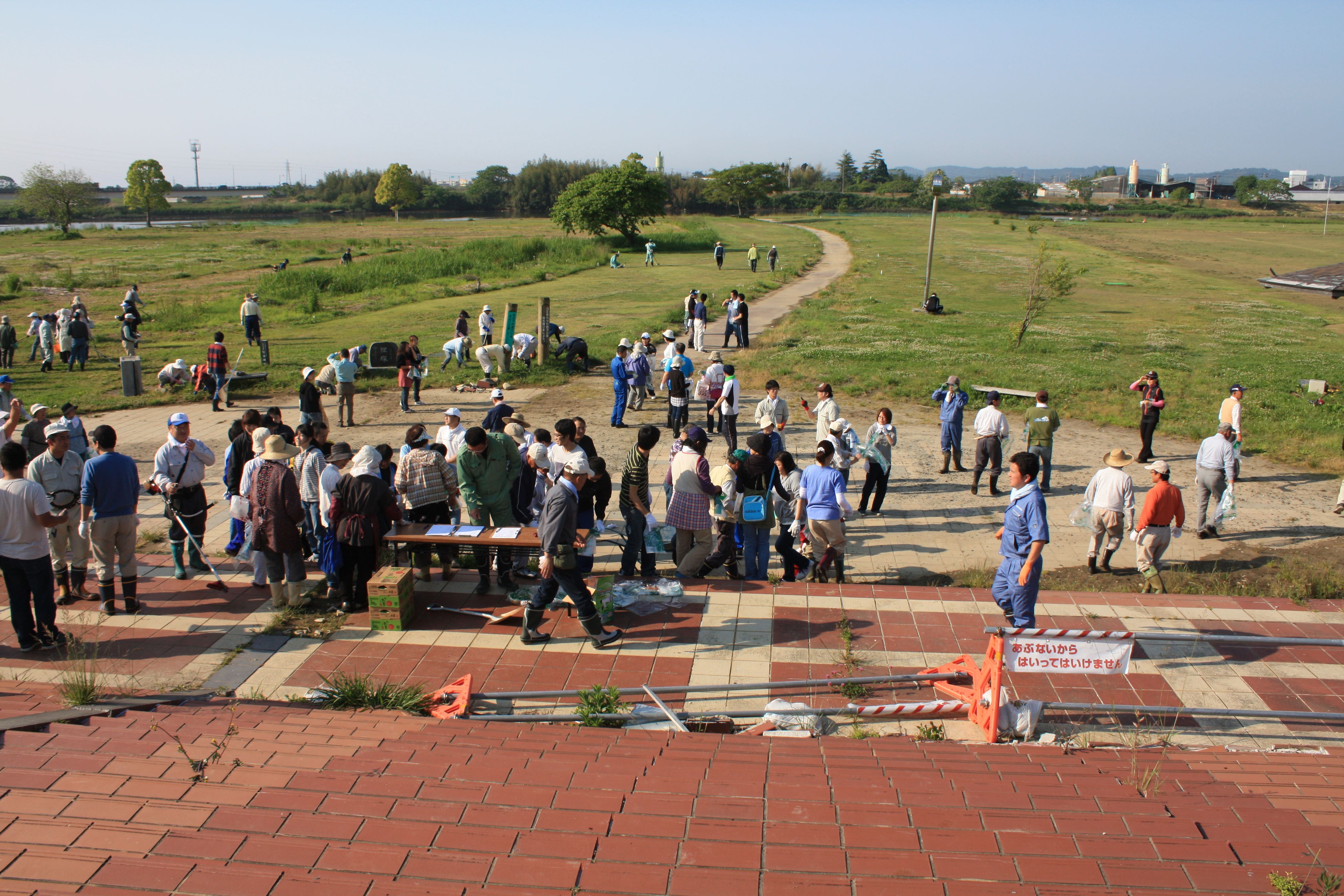 3　河川清掃する鮫川河川敷公園運営協議会(平成12年6月、おやけこうい氏撮影)