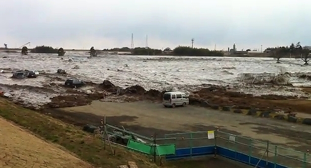 6　鮫川河川敷公園に押し寄せる津波（1）(平23年3月11日、緑川貴之氏撮影)