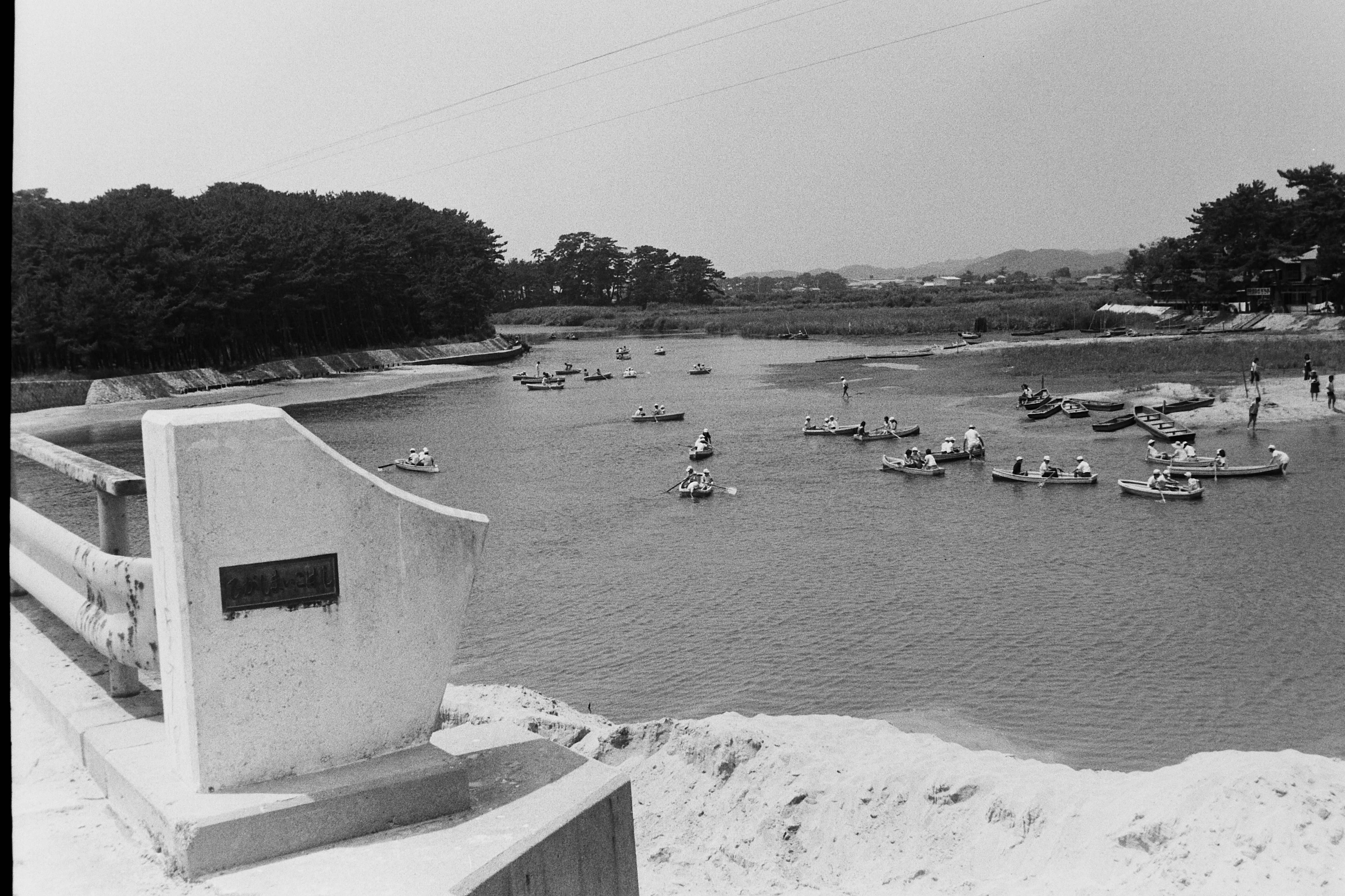 12 東舞子橋と仁井田川のボート（昭和48年7月、いわき市撮影）
