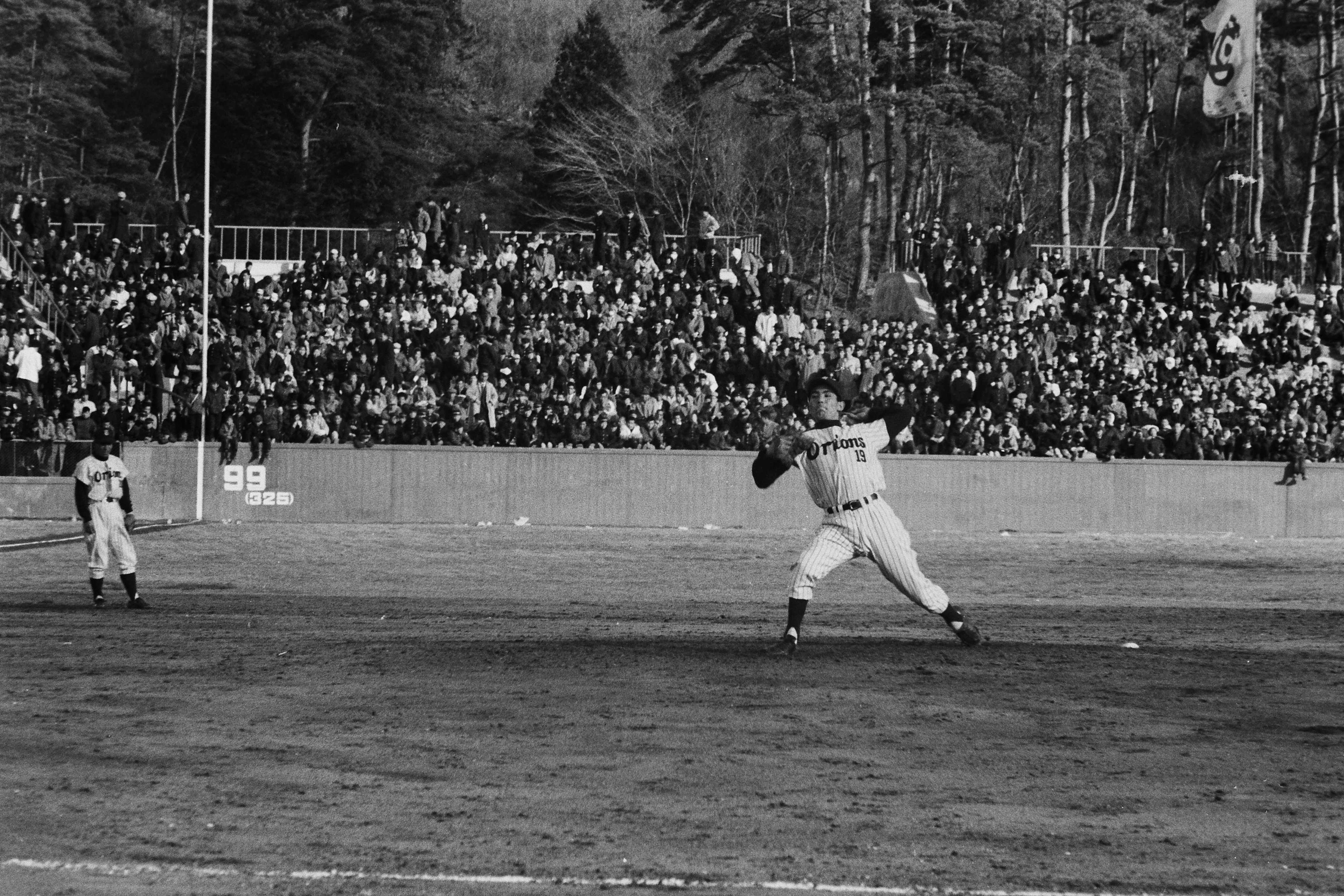 平野球場・小野正一投手(平市出身)がオープン戦の大毎対大洋に登場(昭和36年、高萩純一氏提供)