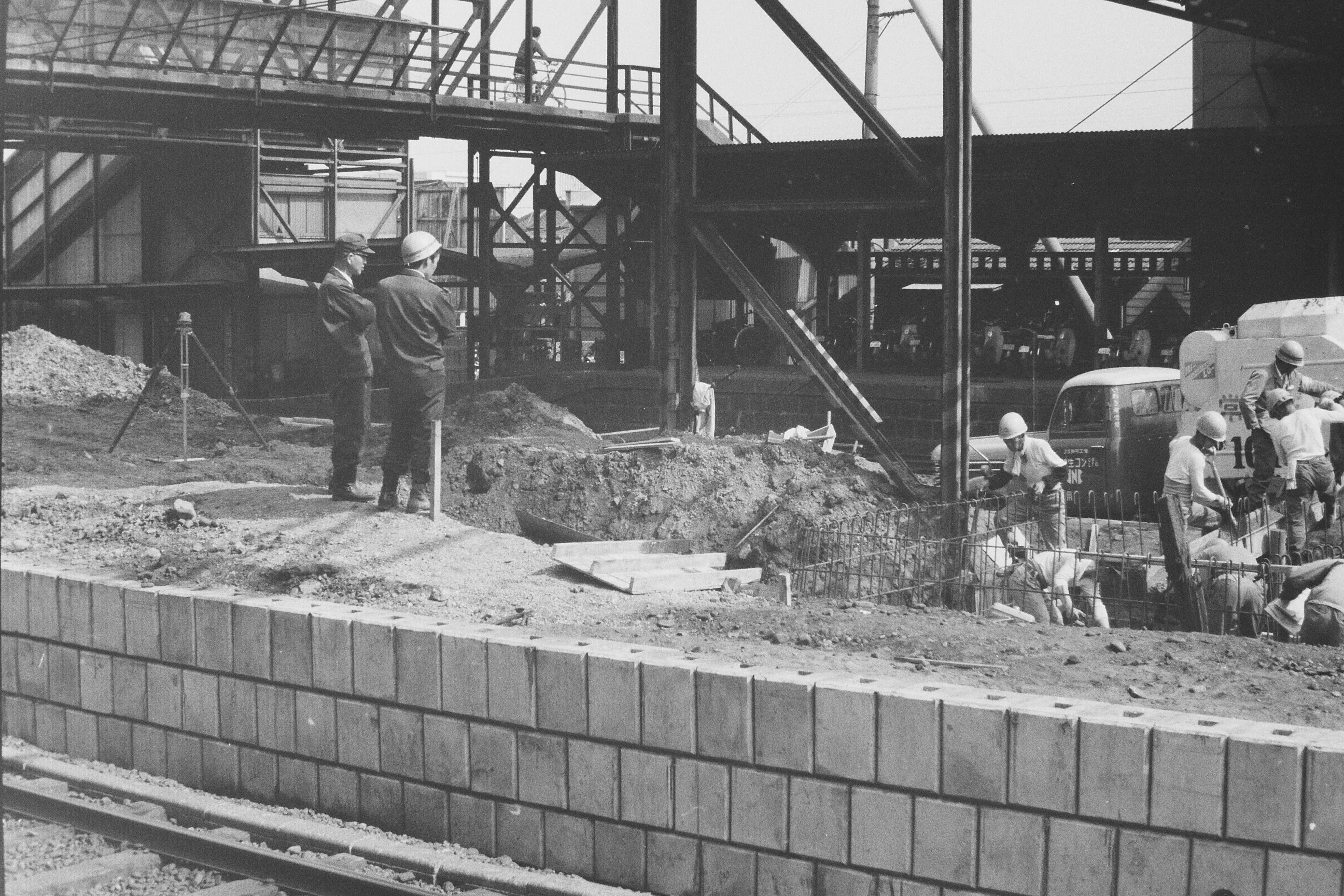 平(現いわき)駅の1・2番線ホーム建設(昭和43年9月、いわき市撮影)