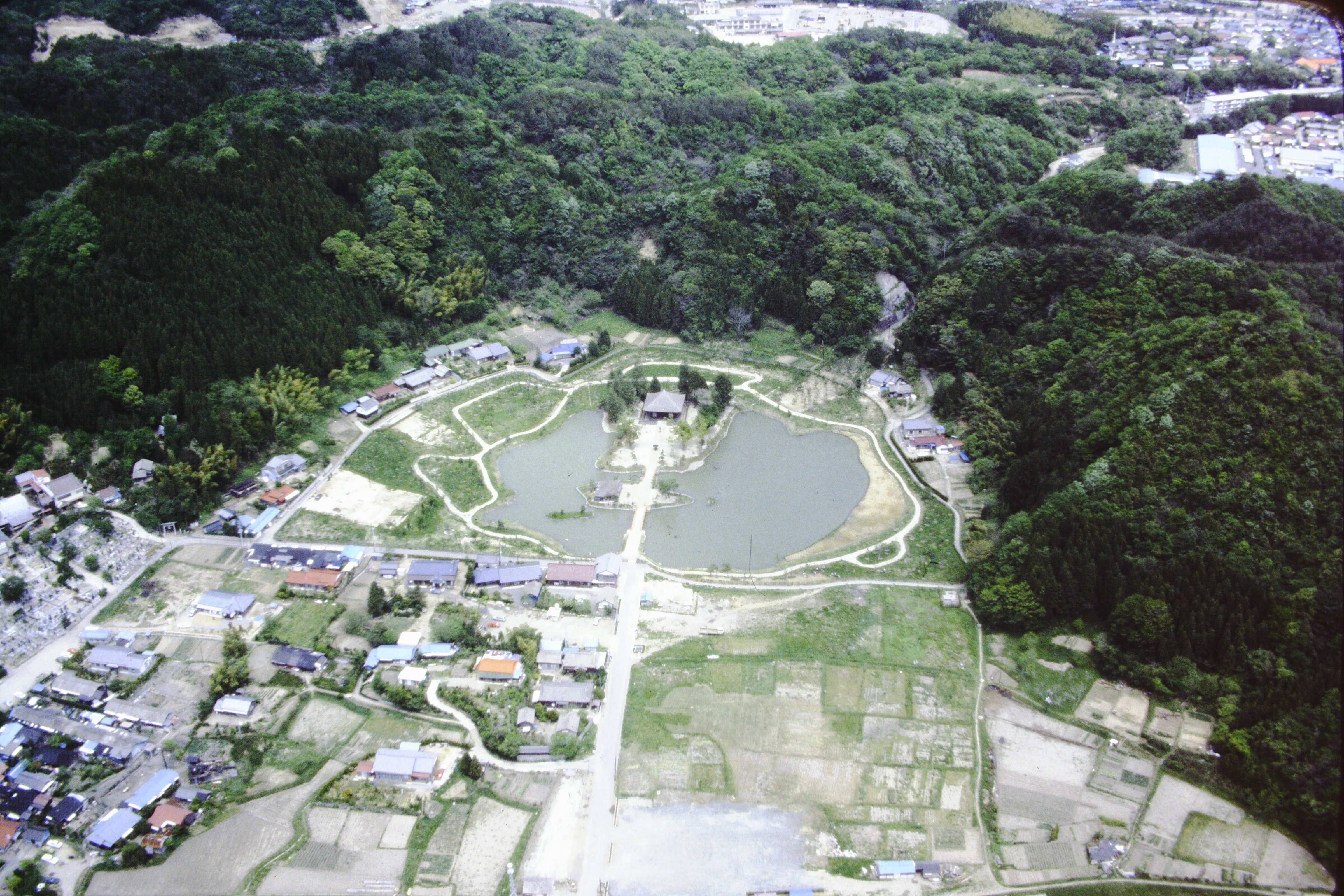 14 経塚山を借景として建築された御堂と庭園〔昭和55(1980)年、いわき市撮影〕
