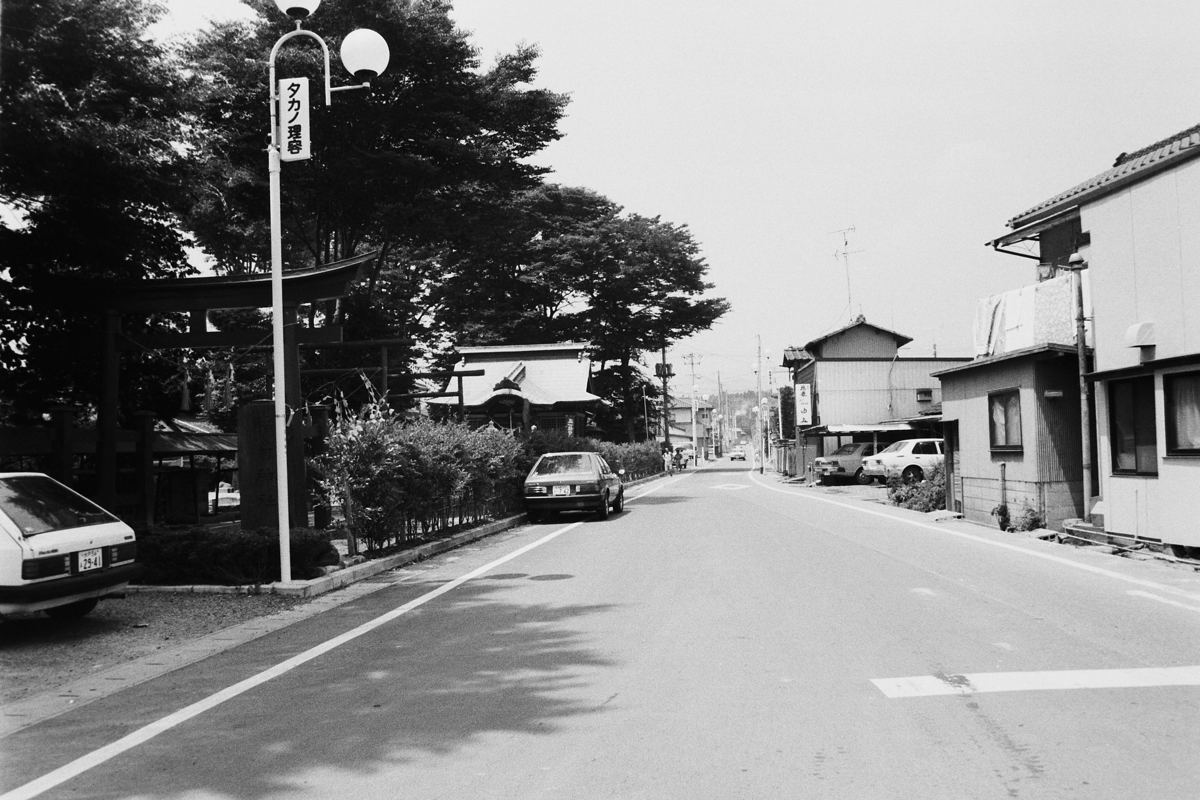 11 勿来町窪田町通四丁目の稲荷神社付近を東側から見る(昭和62年7月、高萩純一氏撮影)