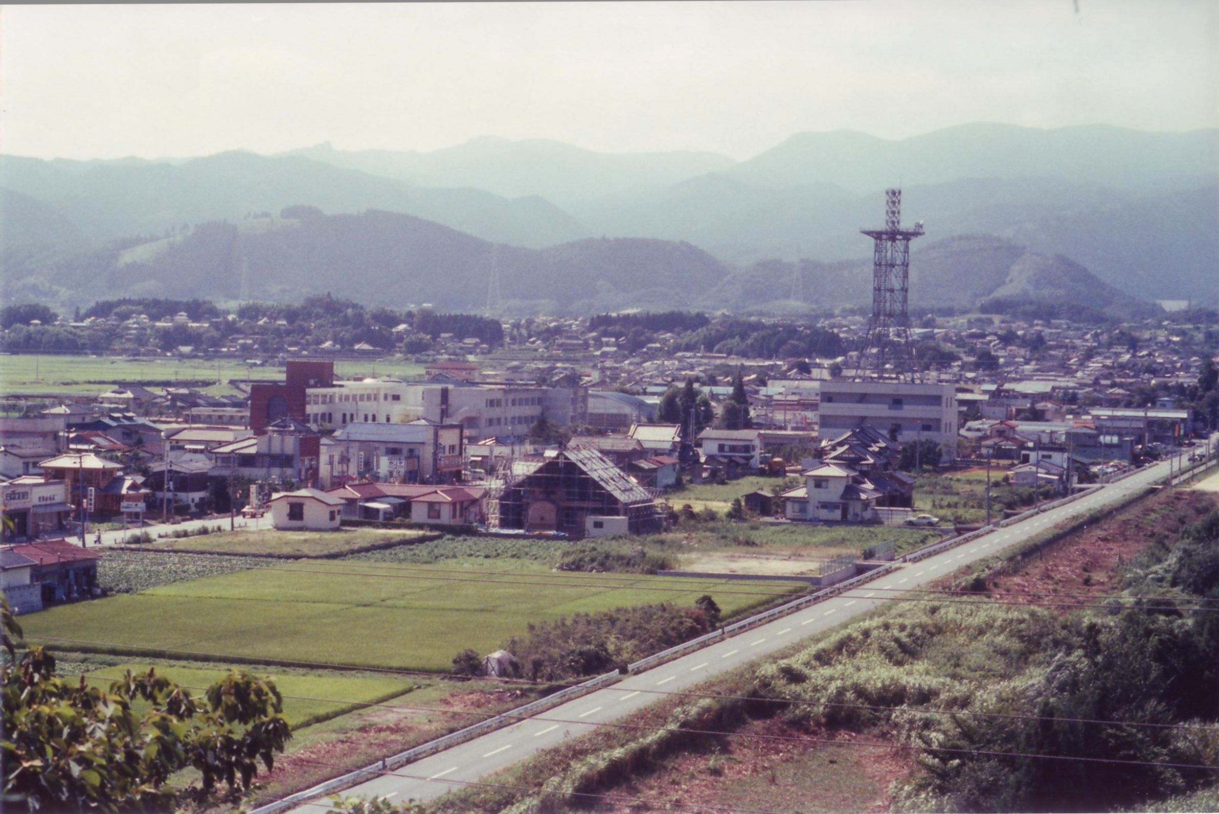 8  勿来町四沢の通称「ヘビ山」からみる窪田市街(昭50年代、佐藤信夫氏撮影)