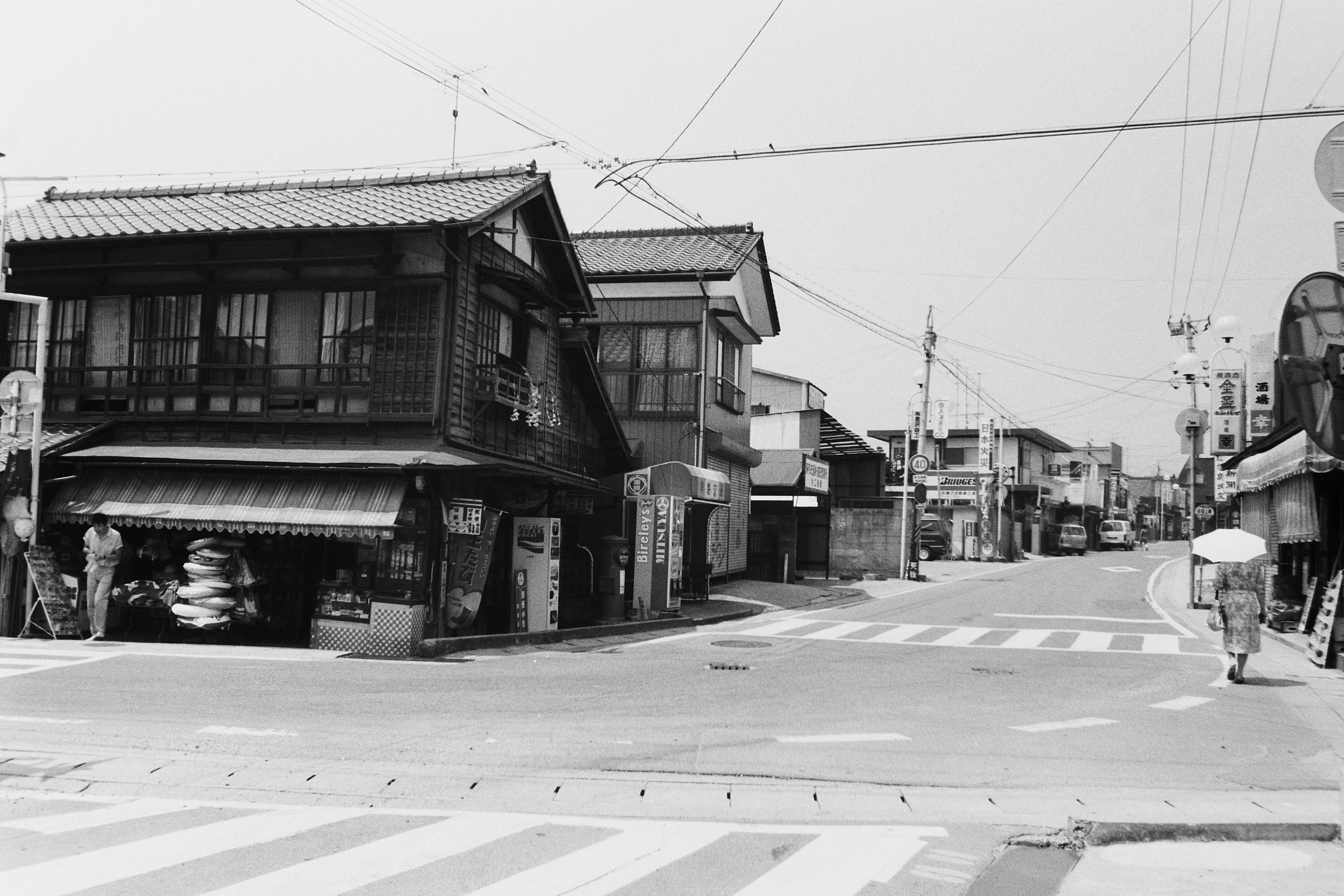 10 勿来町窪田町通四丁目、白山を東側の町通四丁目クランク東側から見る(昭和62年7月、高萩純一氏撮影)