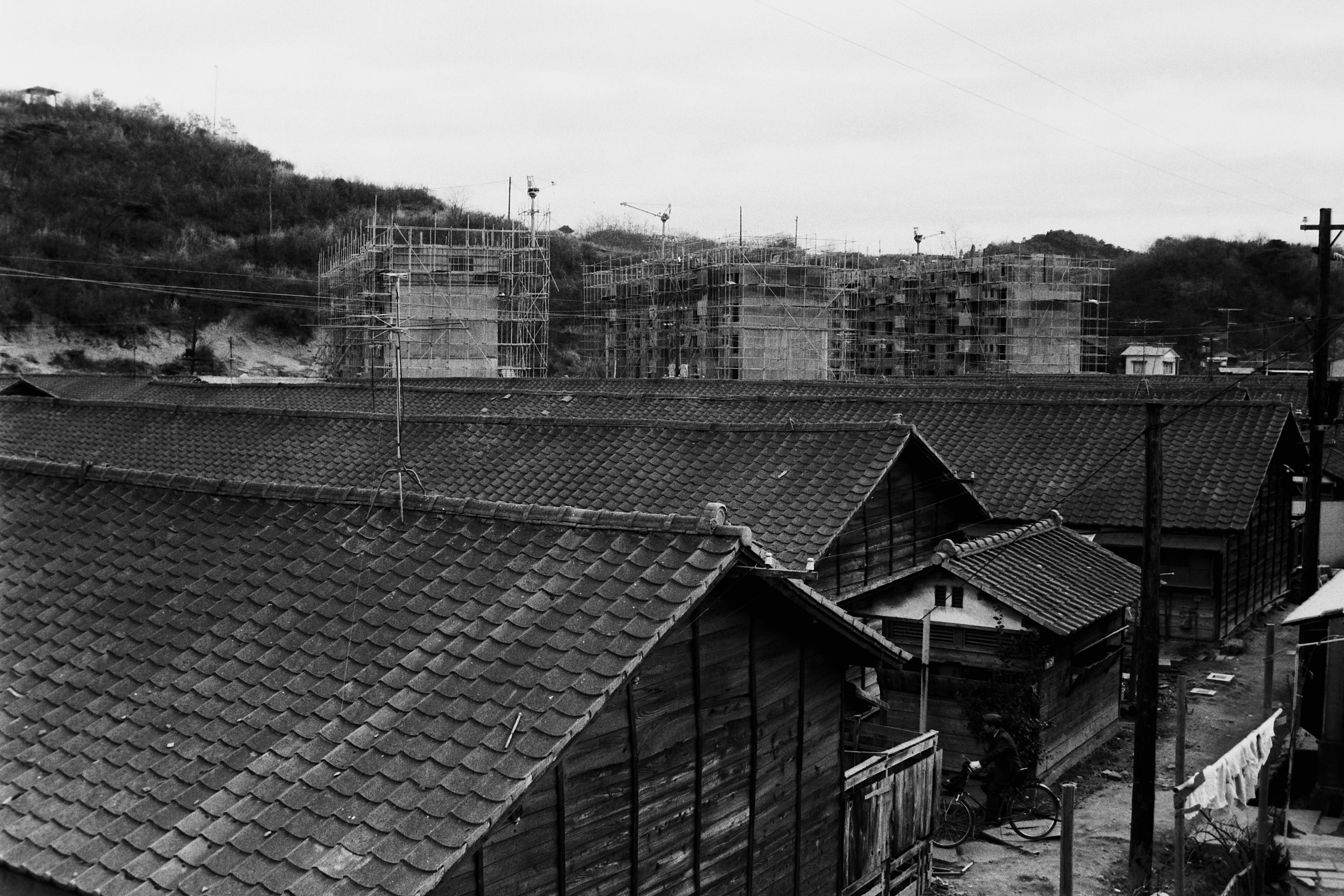 12 八仙炭鉱住宅と八仙アパート(昭和48年1月、いわき市撮影)