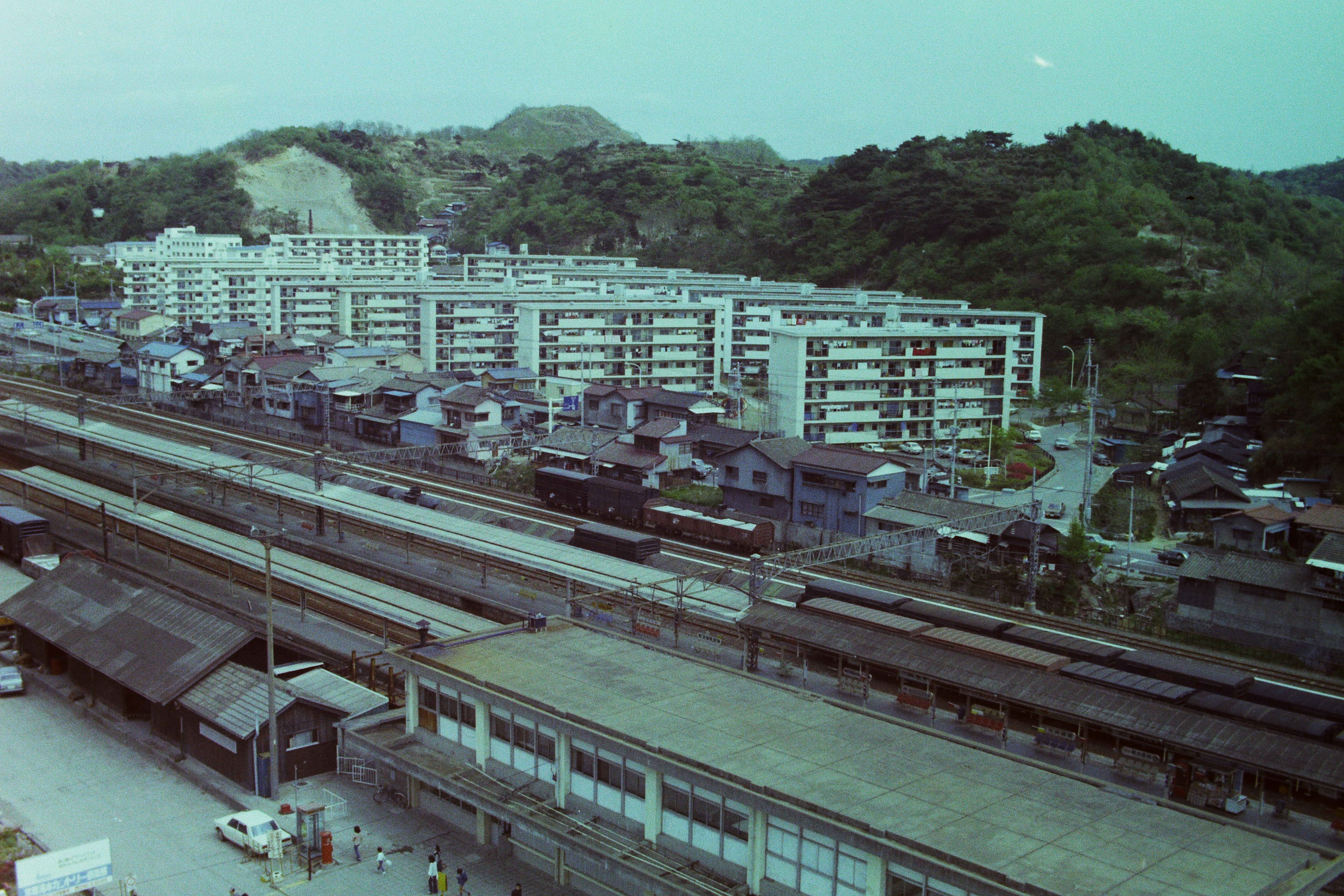 15 湯本駅、八仙住宅を西側高みから見る(昭和52年4月、いわき市撮影)