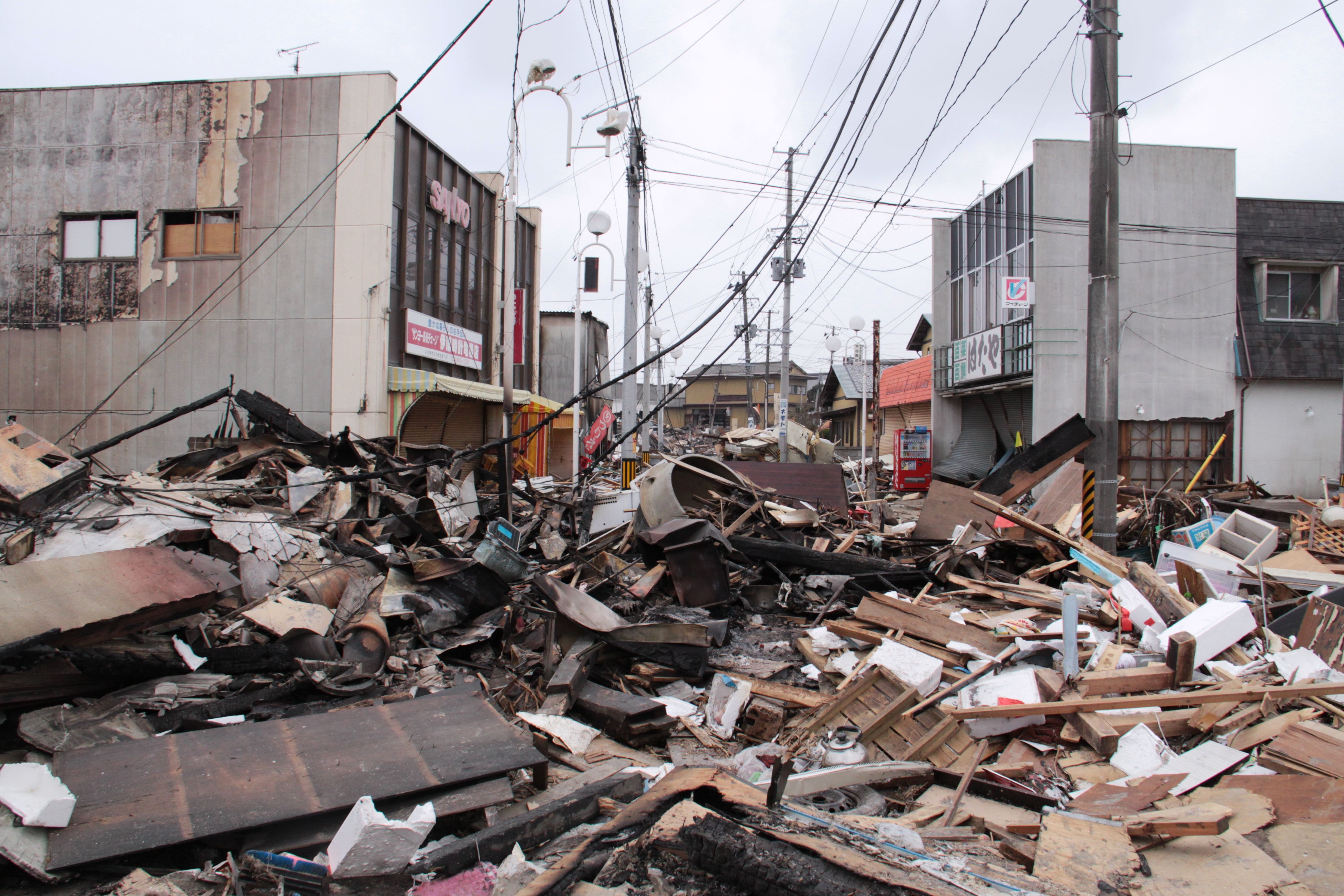 4-6 がれきで埋まった街路〔平成23(2011)年3月16日、吉田裕徳氏撮影〕