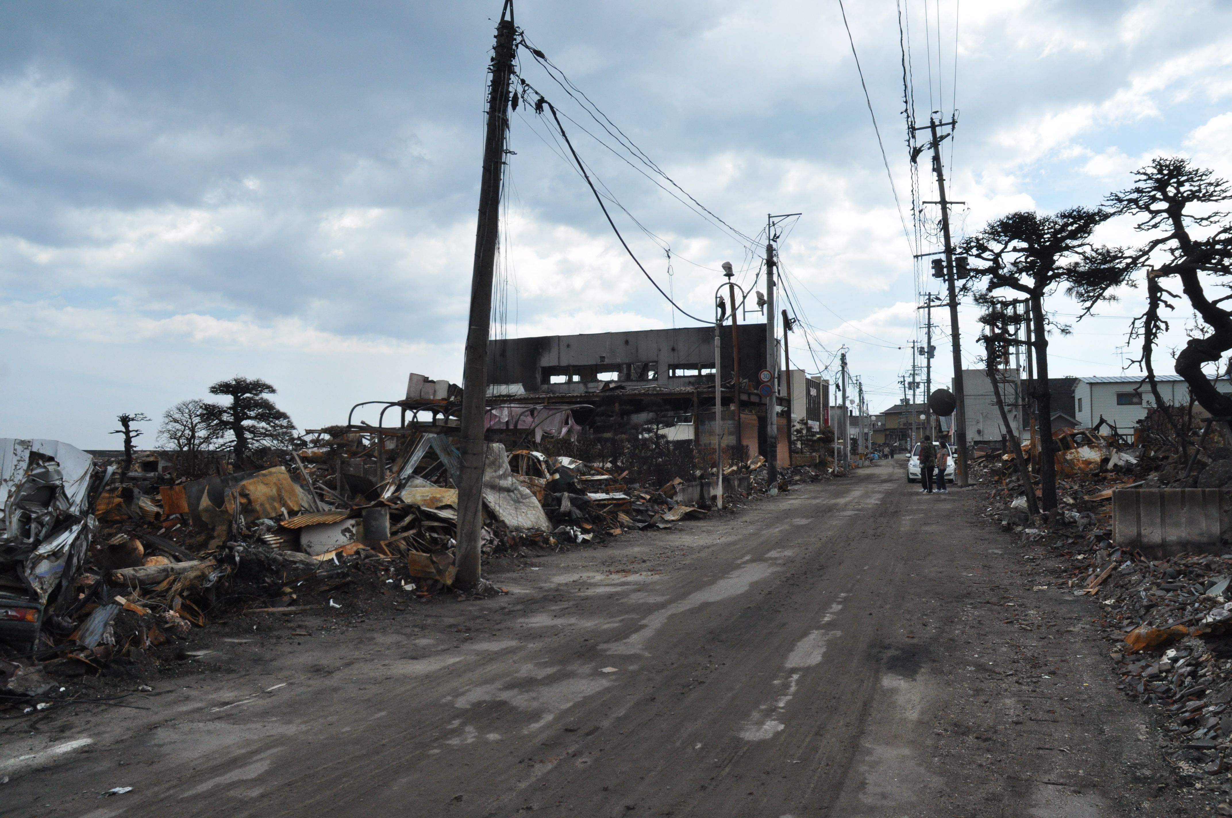 3-2 道路の震災がれきを除去〔平成23(2011)年3月31日、丹野稔氏撮影〕