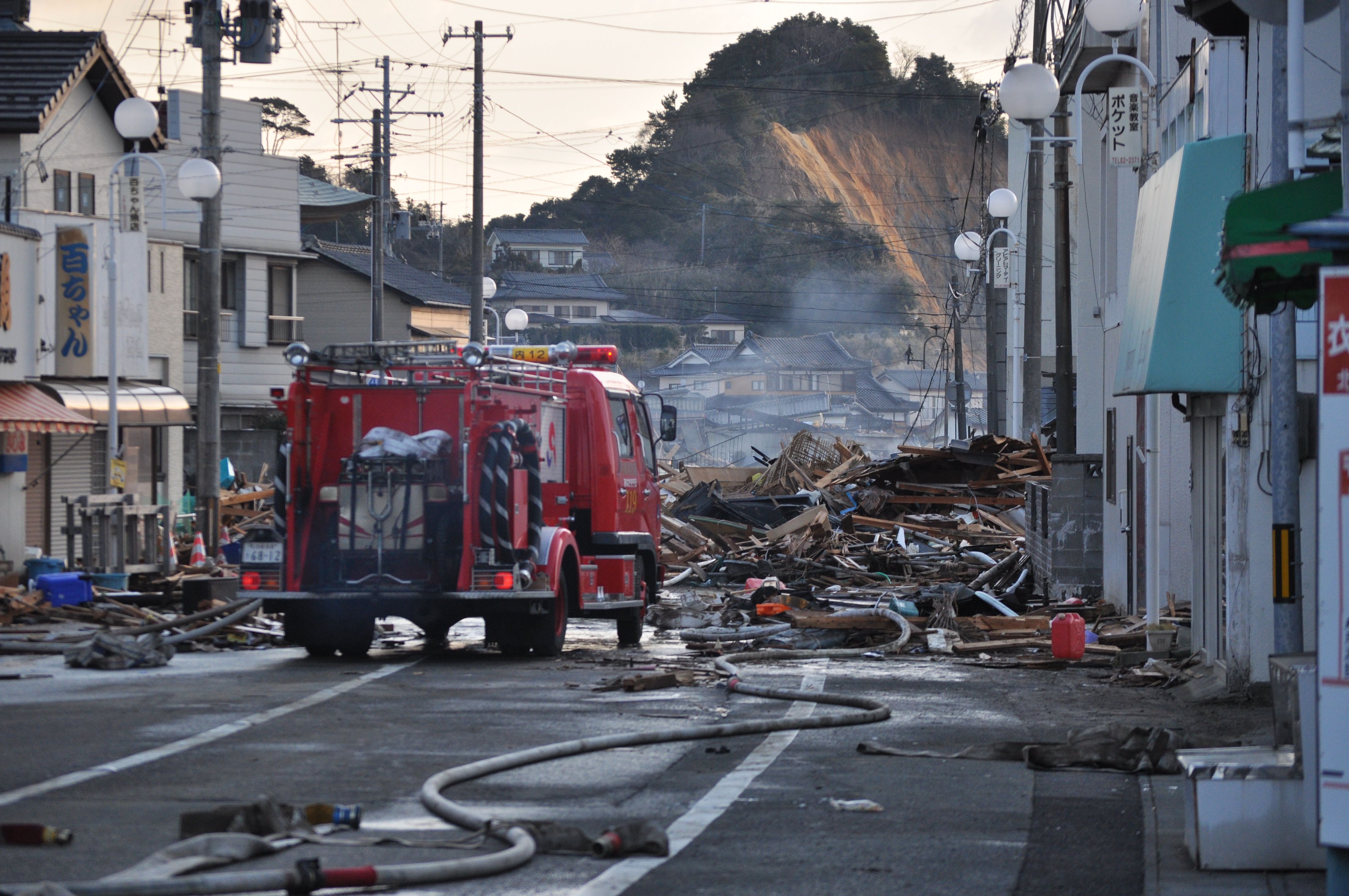 3 東日本大震災で大津波とともに火災も発生〔平成23(2011)年3月12日、石川弘子氏撮影〕