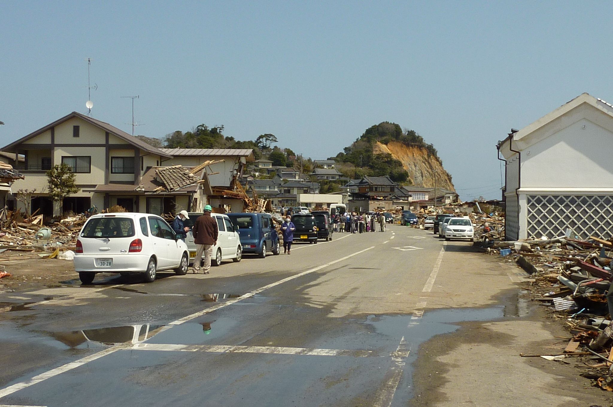 5 復旧をめざす県道久之浜線沿い（2）〔平成23(2011)年4月10日、佐川紘一氏撮影〕