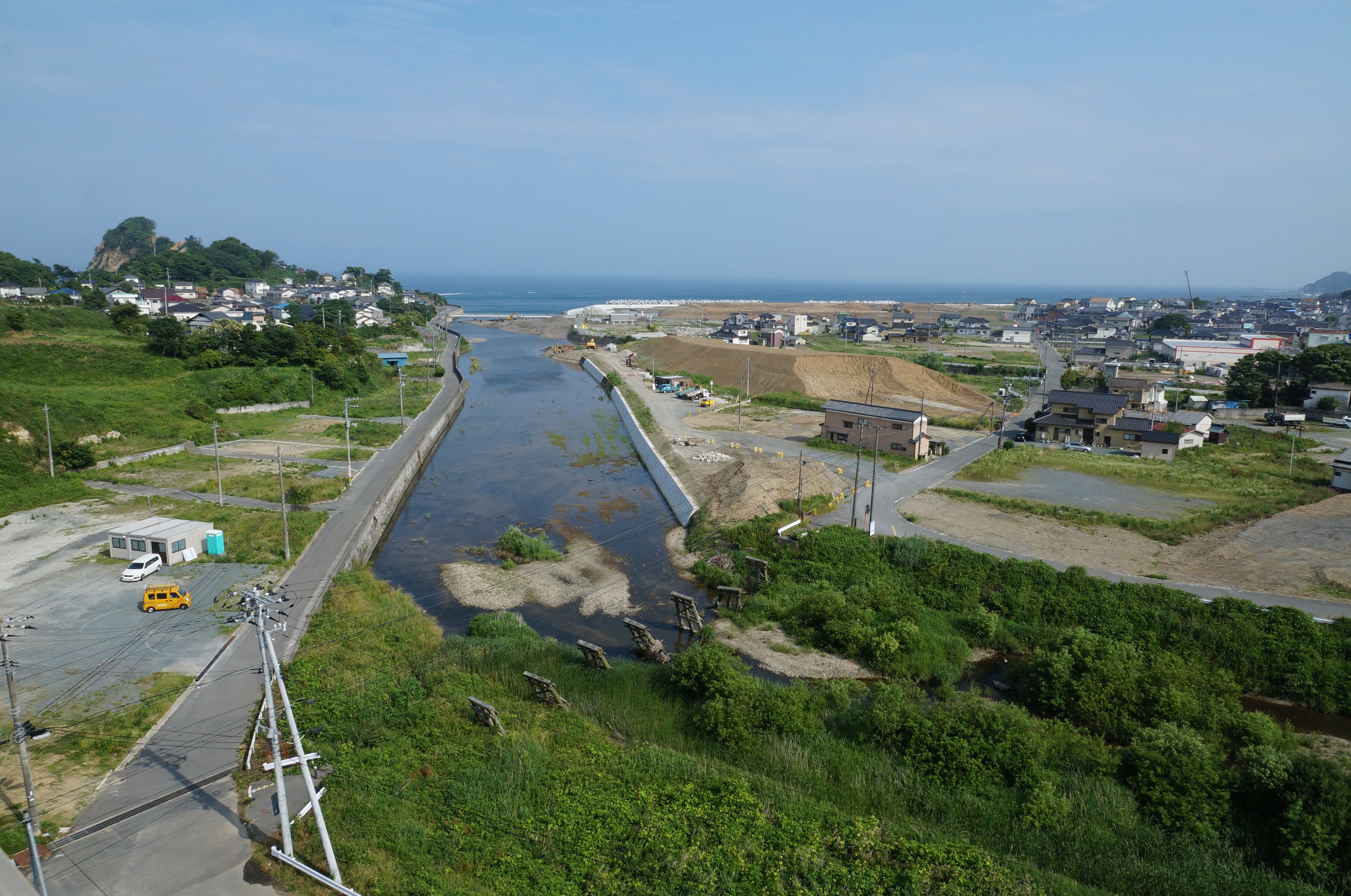 5 久之浜震災復興土地区画整理事業区域(写真右)を西側高みから見る(2015年6月、いわきジャーナル撮影)