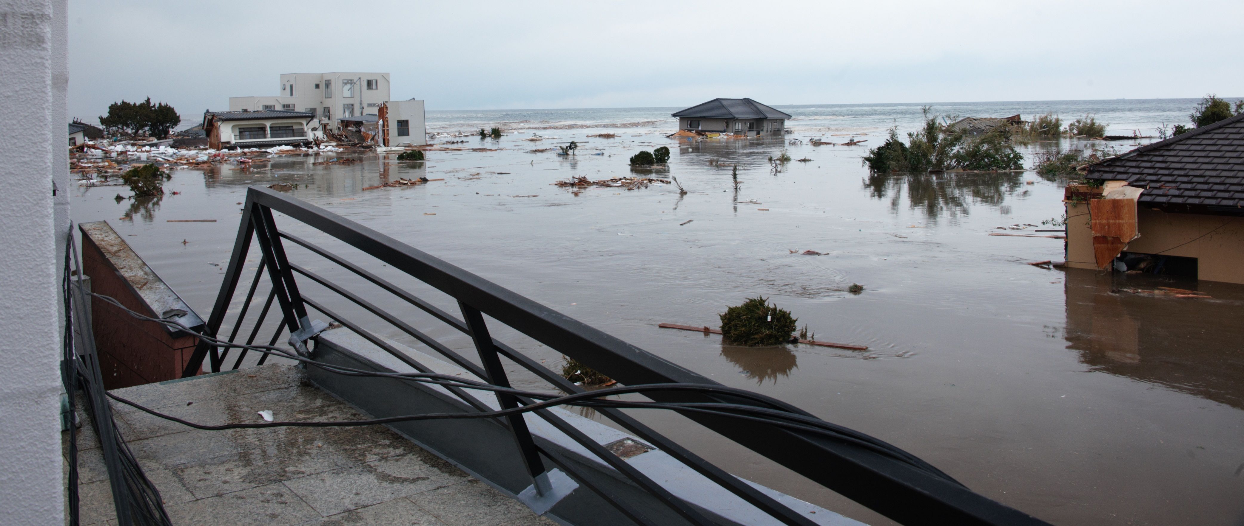 3　平薄磯の水没集落を高い建物から見る(2011年3月11日,15時34分、小野貞夫氏撮影