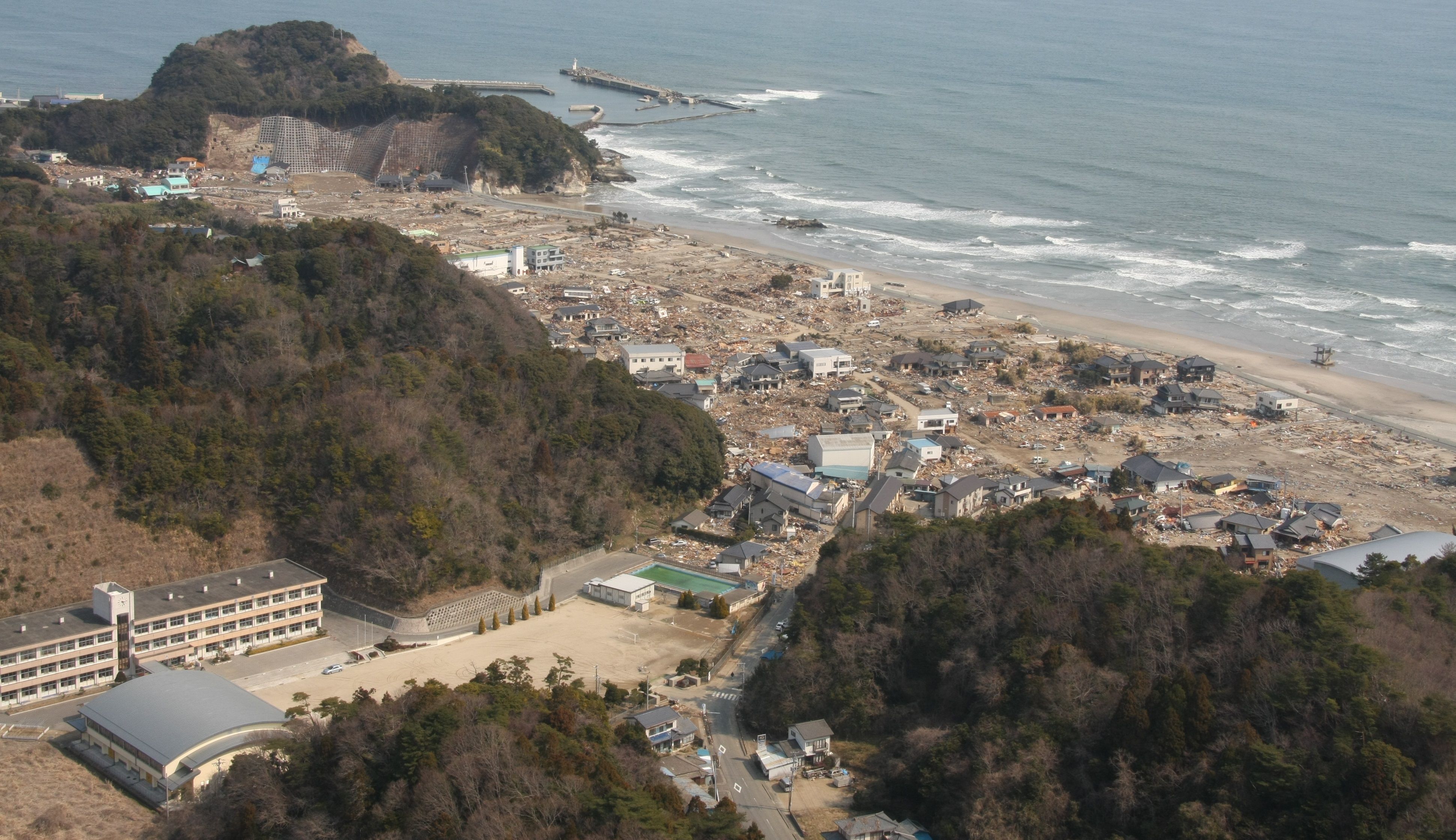 4　平薄磯(手前：市立豊間小学校)、薄磯海岸を南西側上空から見る(2011年3月25日、陸上自衛隊第8普通科連隊撮影)