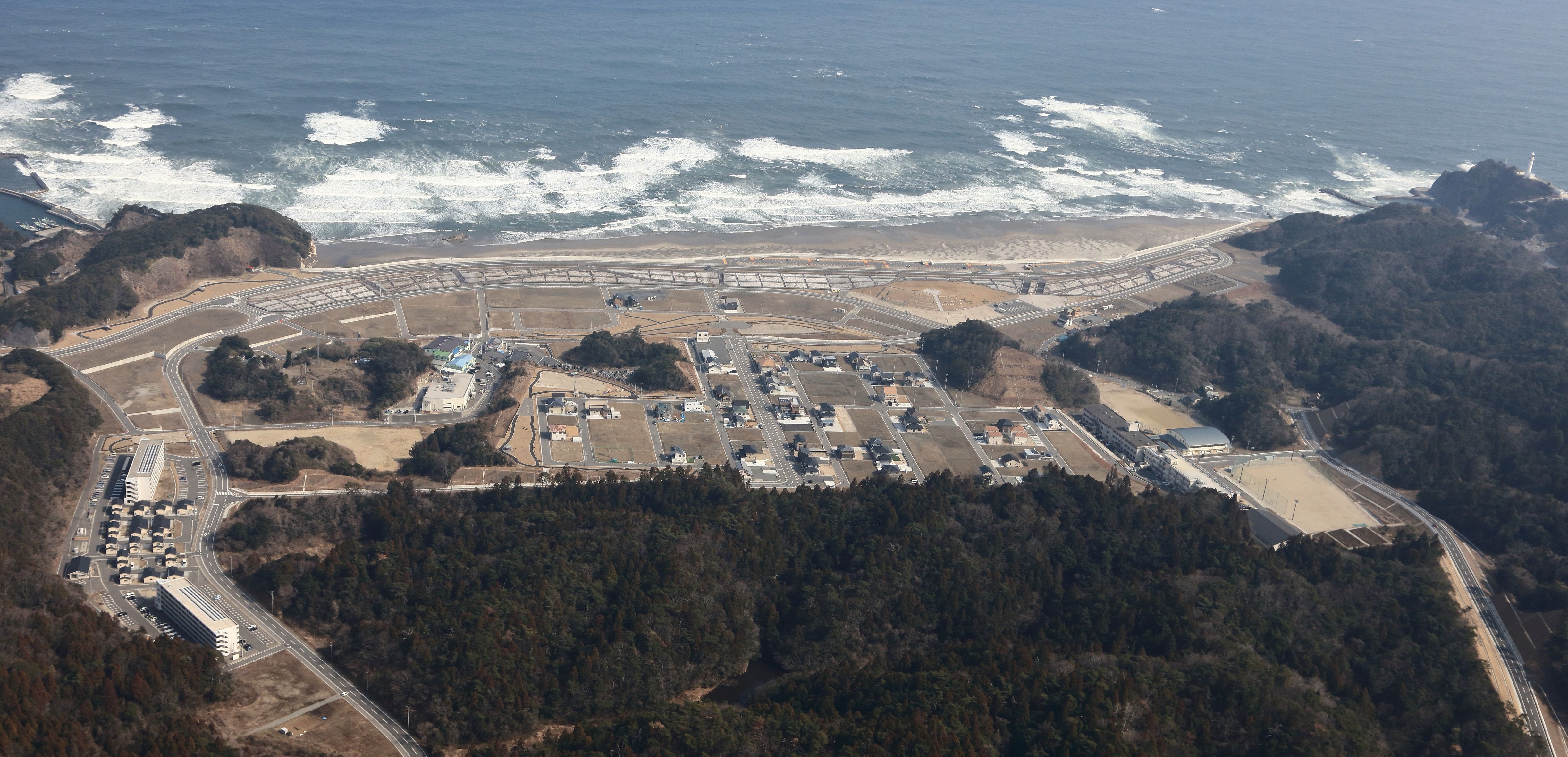 5　薄磯震災復興土地区画整理事業を山側上空東方に向かって見る(2019年3月、いわき市撮影)