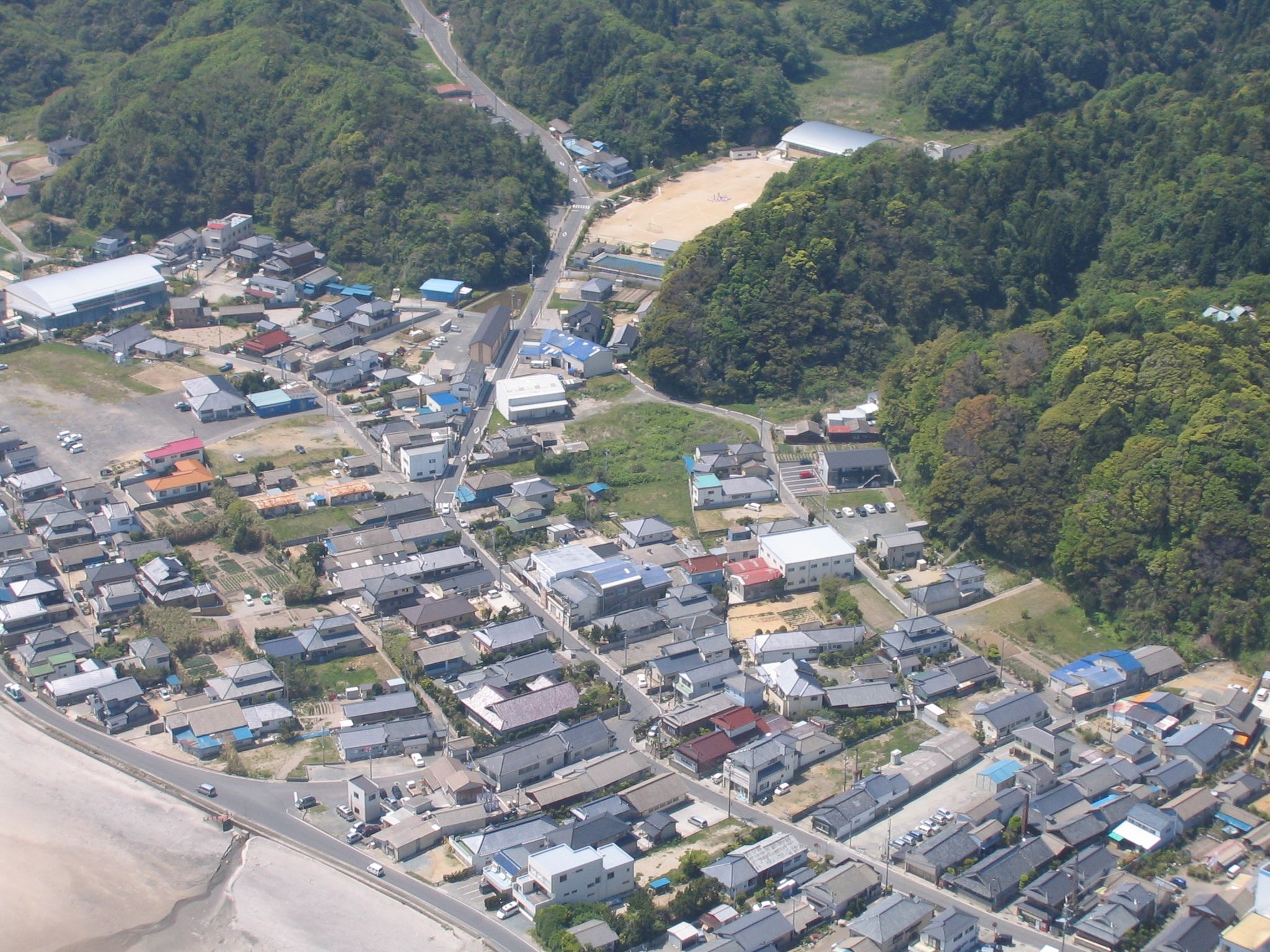 1-2　北方上空から見る豊間小学校、同中学校の北側〔平成20(2008)年5月、いわき市撮影〕