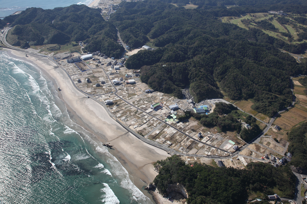 1-3　北方上空から見る、東日本大震災で被災した平薄磯〔平成23(2011)年11月、いわき市撮影〕