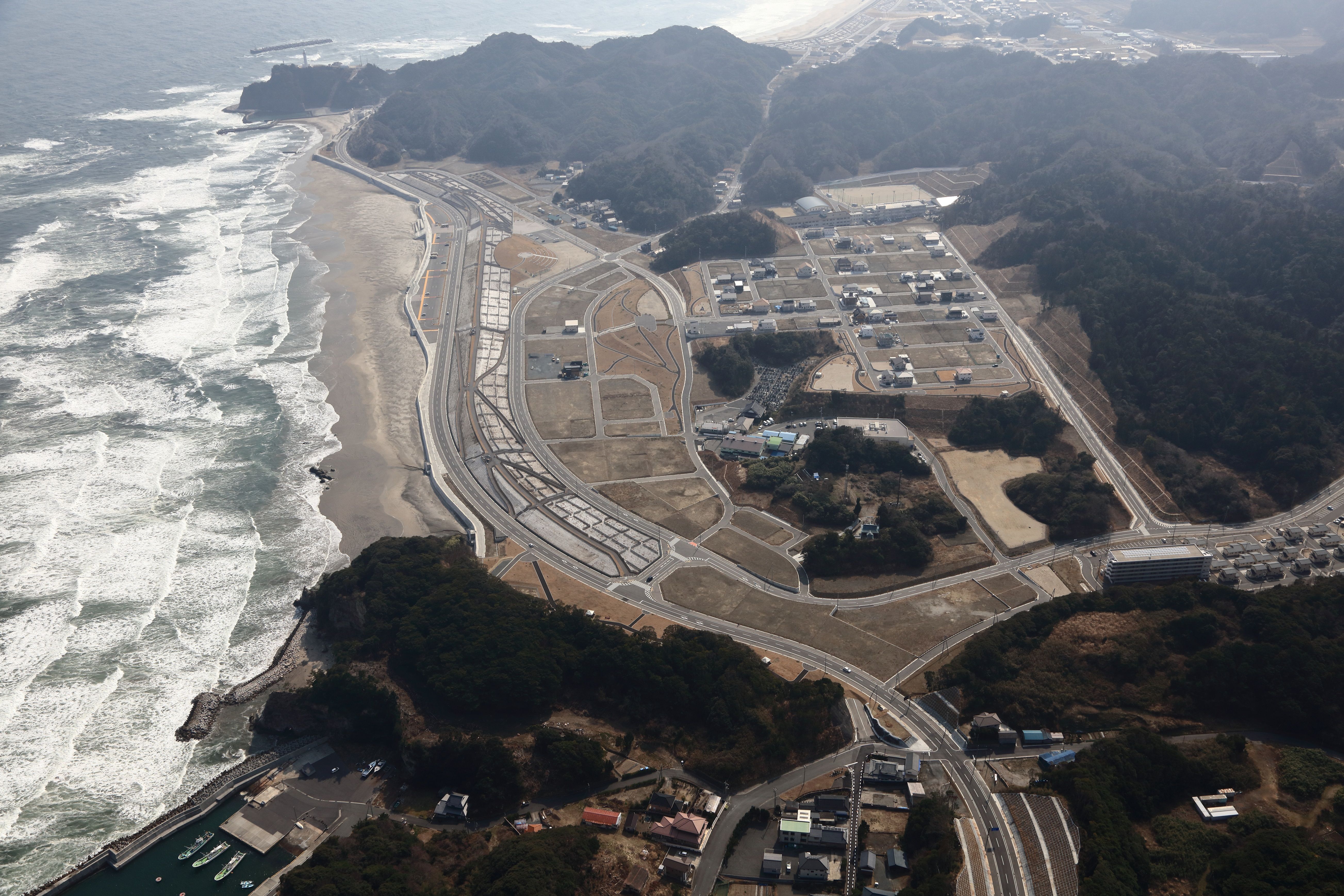 1-6　震災復興土地区画整理事業が完成し、住宅が建ち始める薄磯〔平成31(2019)年3月、いわき市撮影〕