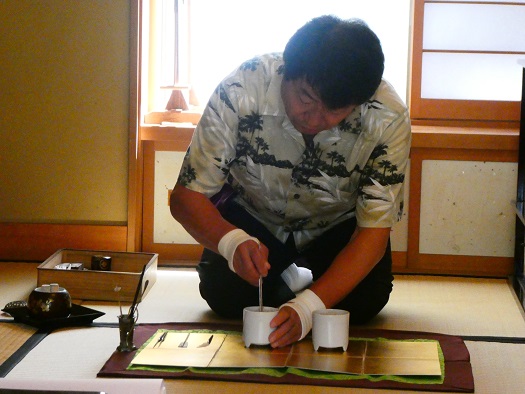 作法に則ってお香を焚く
