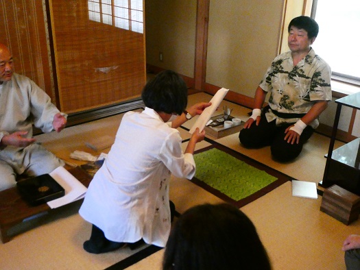 正解者に巻物を渡す
