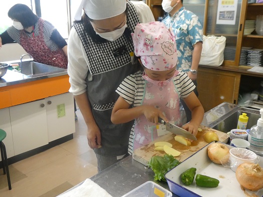 お料理開始！上手に切れたよ