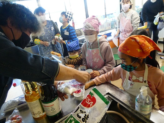 先生から食材を受け取ります