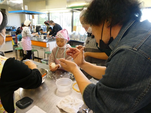 子どもがおにぎりを握ります